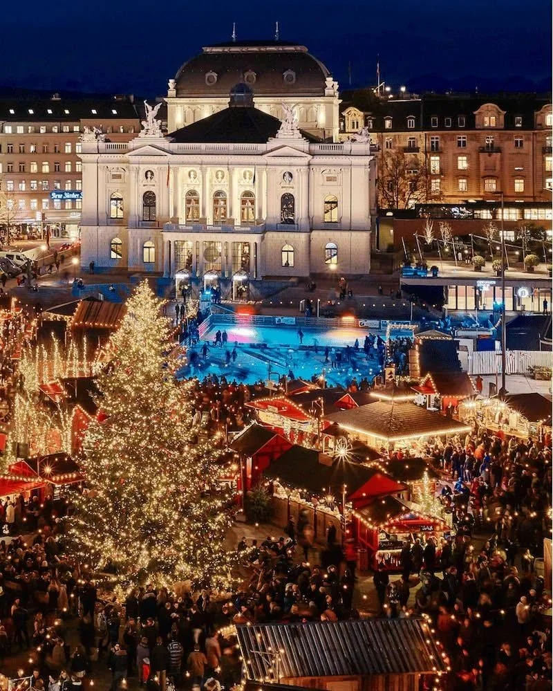 Wo das Opernhaus auf Weihnachtsstimmung trifft. 🎄

Danke an @apix_architektur 

#Weihnachtsmarkt #Winterwunderland #Weihnachtszeit #FestlicheStimmung #WeihnachtenInZürich #WinterInZürich #Weihnachtsstimmung #ZüricherOpernhaus #OpernhausAnsichten #Stadtwahrzeichen #ZüricherArchitektur