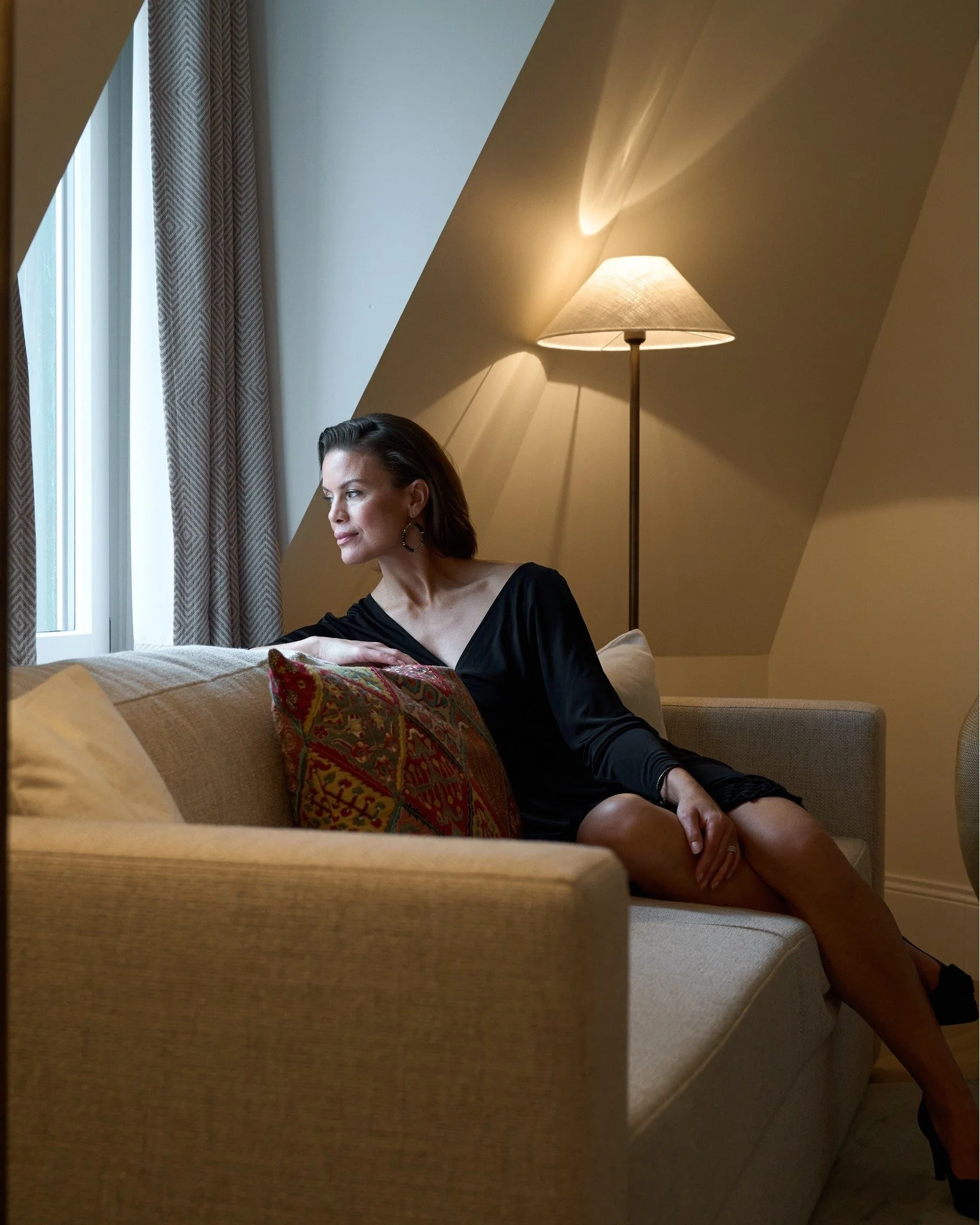 A moment to slow down, with the city just beyond the window. ☀️💫

Thanks for the collaboration @onaladen 

#HotelAmbassador #AmbassadorZurich #ZurichHotels #ZurichStay #SeefeldZurich #BoutiqueHotelZurich #CityBreak #TimeToRelax #WeekendGetaway #Zuri