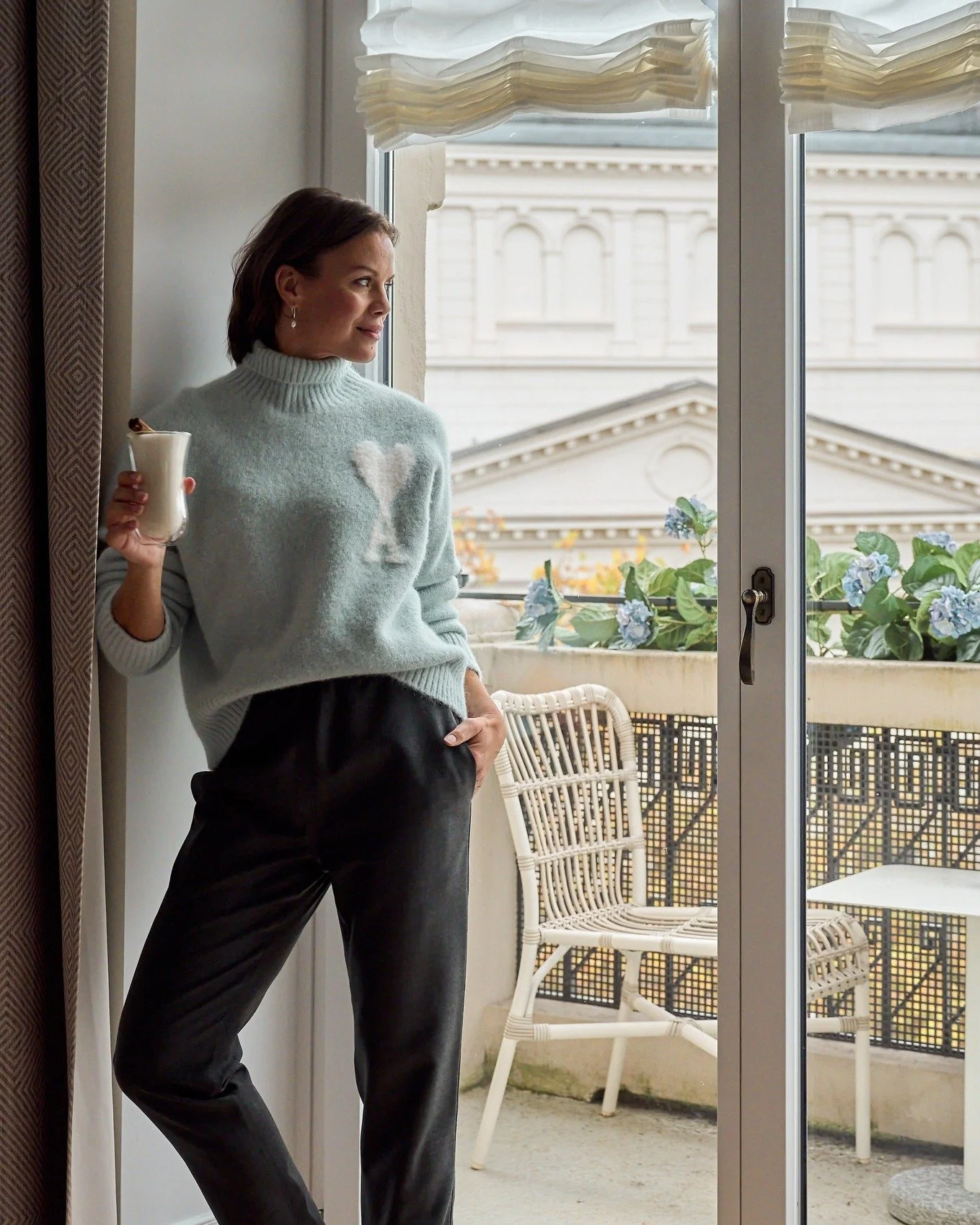 Entspannen Sie sich in wunderschönen Zimmern mit Blick auf das Opernhaus Zürich ✨

#OperaView #AmbassadorHotel #ZurichHotels #CityEscape #ZurichLife #AmbassadorHotel #Seefeld #ZurichSeefeld #ZurichCity #StayInZurich #OperaDistrict #AmbassadorHotel #SeefeldZurich #Cit