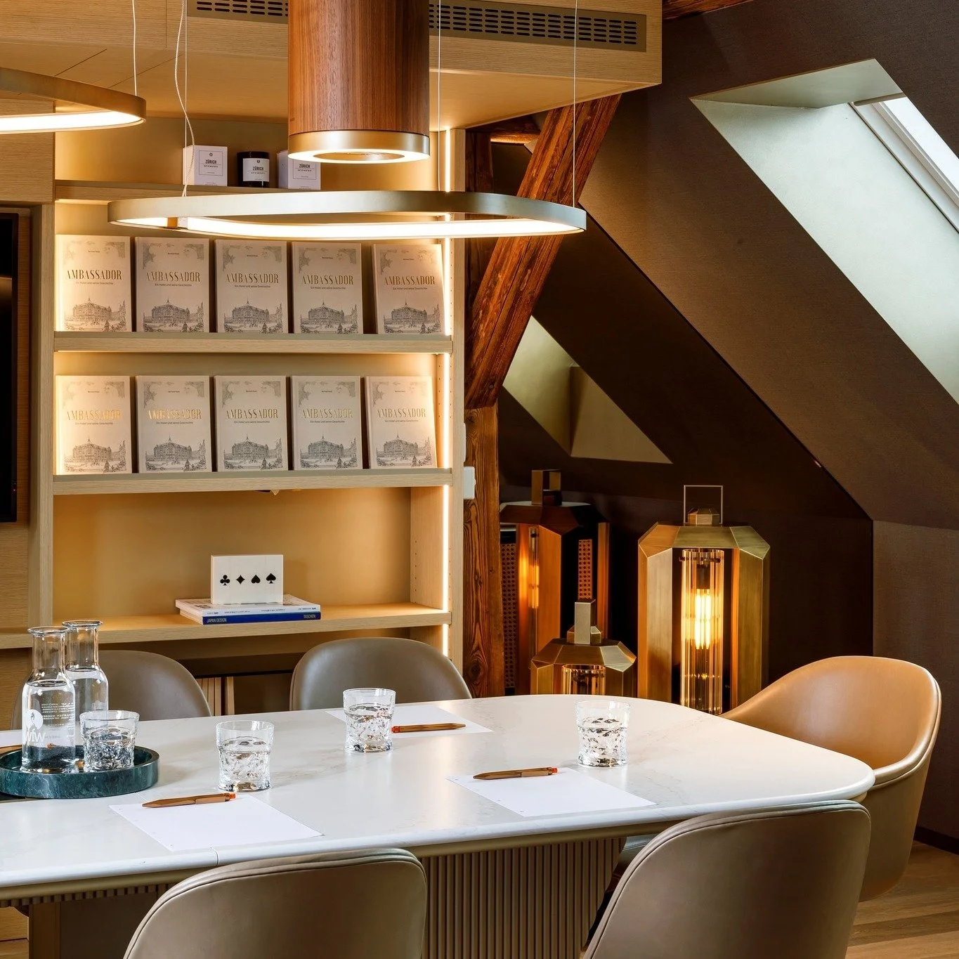 COCOON  Ambassador – Ihr privater Rückzugsort auf dem Dach über Zürich.

Ein versteckter Ort für intime Veranstaltungen, kreative Zusammenkünfte und unvergessliche Momente, komplett mit eigener Dachterrasse und atemberaubendem Blick auf die Stadt.

#Amb