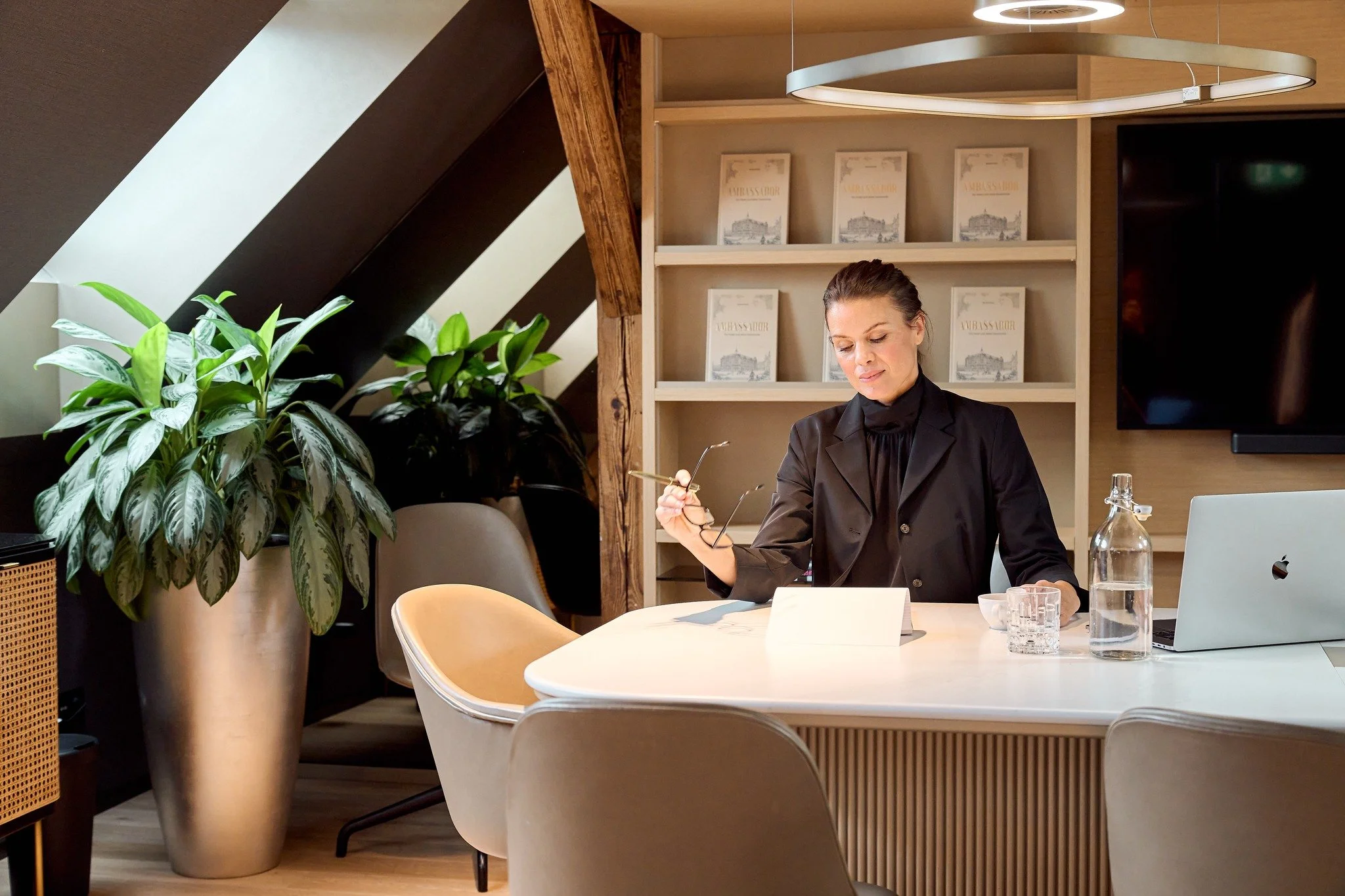 Veranstalten Sie Ihr nächstes Meeting im Herzen von Seefeld. Wo Ideen auf Inspiration treffen. 🌻✨

#AmbassadorHotel #AmbassadorHotelZurich #ZurichMeetings #MeetingSpaceZurich #ZurichEvents #BusinessMeetings #MeetingRoomZurich #SeefeldZurich #ZurichSeefeld #MeetInZur