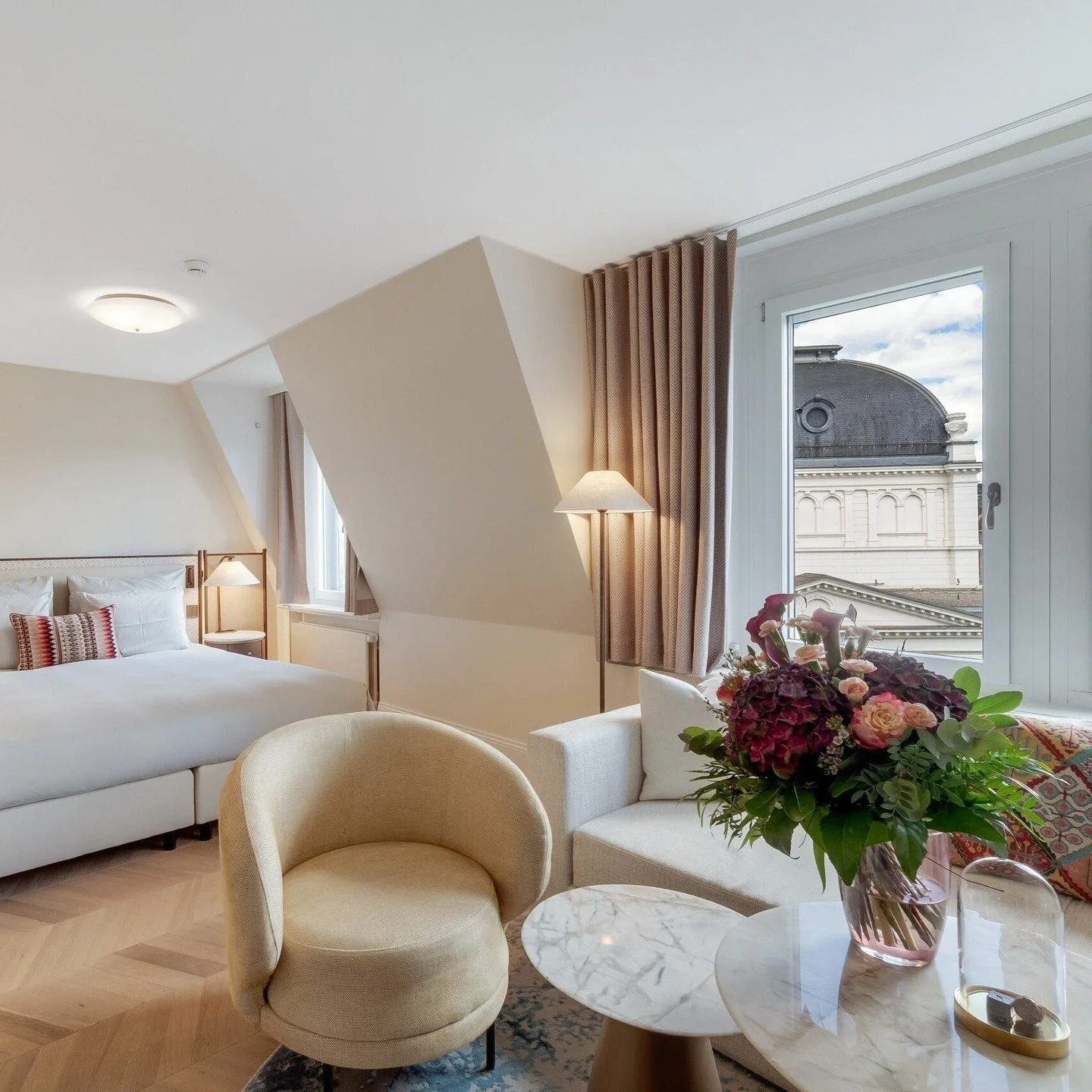 Longer days, warmer nights🌸
Your summer retreat just moments from the lake and the Opera House.💛 

#AmbassadorHotelZurich #Zurich #Zuerich #SummerInZurich #BoutiqueHotel #LuxuryStay #ZurichHotels #Switzerland #TravelSwitzerland #HotelLife #Discover