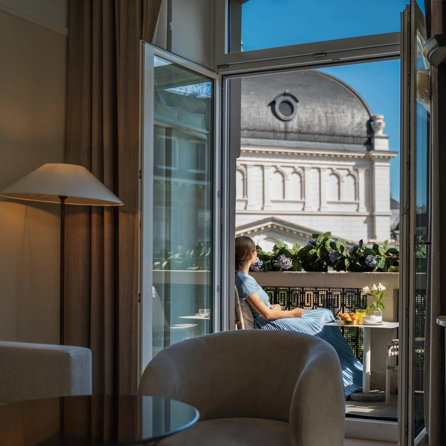 Sunny mornings, fresh air and a view of Zurich&rsquo;s Opera House🌼
The perfect place to slow down
#AmbassadorHotelZurich #SummerInZurich #Zurich #LakeZurich #BoutiqueHotel