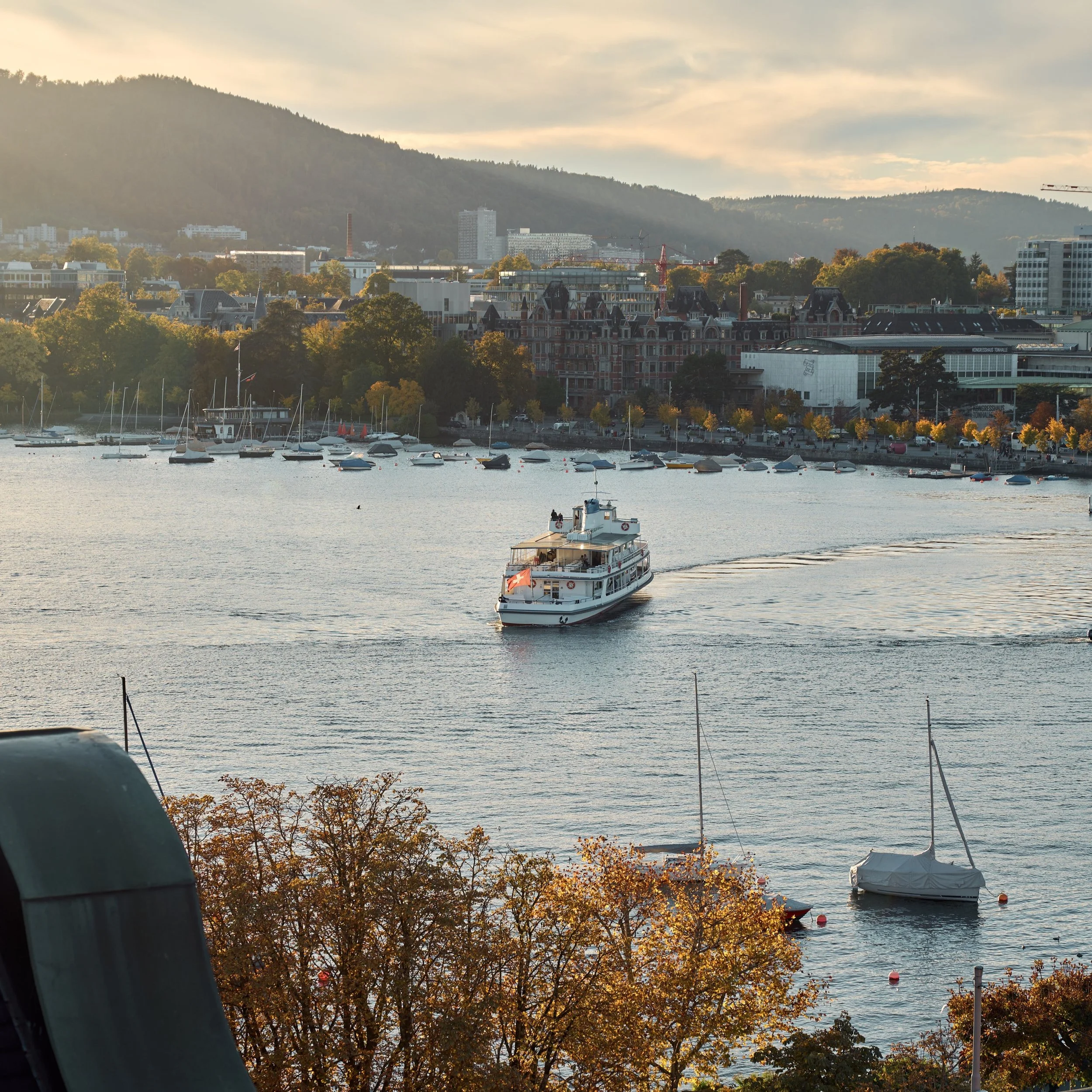 Zurich shines in a special way during autumn. With colourful lakeside views, crisp air, and the city&rsquo;s vibrant atmosphere, it's the perfect time to explore the beauty of Lake Zurich and beyond. 

Your autumn getaway starts at Hotel Ambassador.
