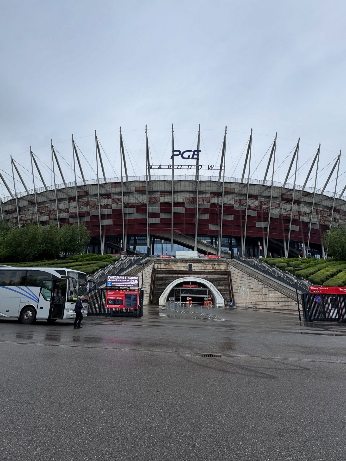 🇵🇱 Warsaw&rsquo;s National Stadium 🏟️✨
One of the city&rsquo;s most iconic landmarks &ndash; modern, massive, and full of energy! 💡⚽️ Can you guess what&rsquo;s waiting inside? 😉

🎥 Stay tuned&hellip; full walking tour &amp; fan pub experience 