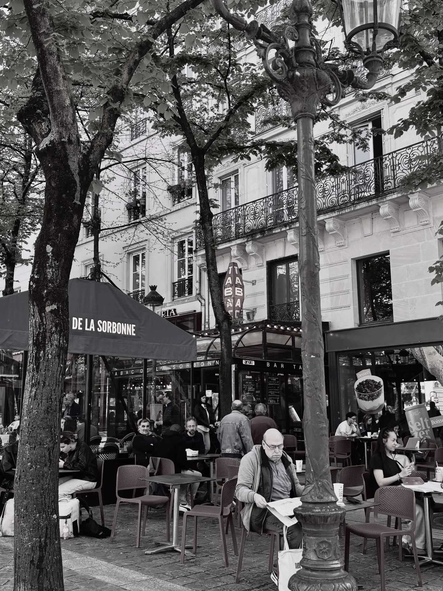 Some of the best moments in Paris aren&rsquo;t planned&hellip; just walking around Place de la Sorbonne, watching everyday life unfold ☕️🇫🇷

People sitting outside caf&eacute;s, enjoying a drink, chatting, or simply taking a pause&hellip; that effo