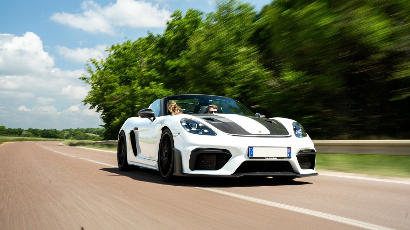 Derni&egrave;re cr&eacute;ation r&eacute;alis&eacute;e pour un collectionneur passionn&eacute; de Porsche : l&rsquo;objectif &eacute;tait de mettre en valeur la nouvelle pi&egrave;ce ma&icirc;tresse de son garage, le Spyder RS, la voiture id&eacute;a