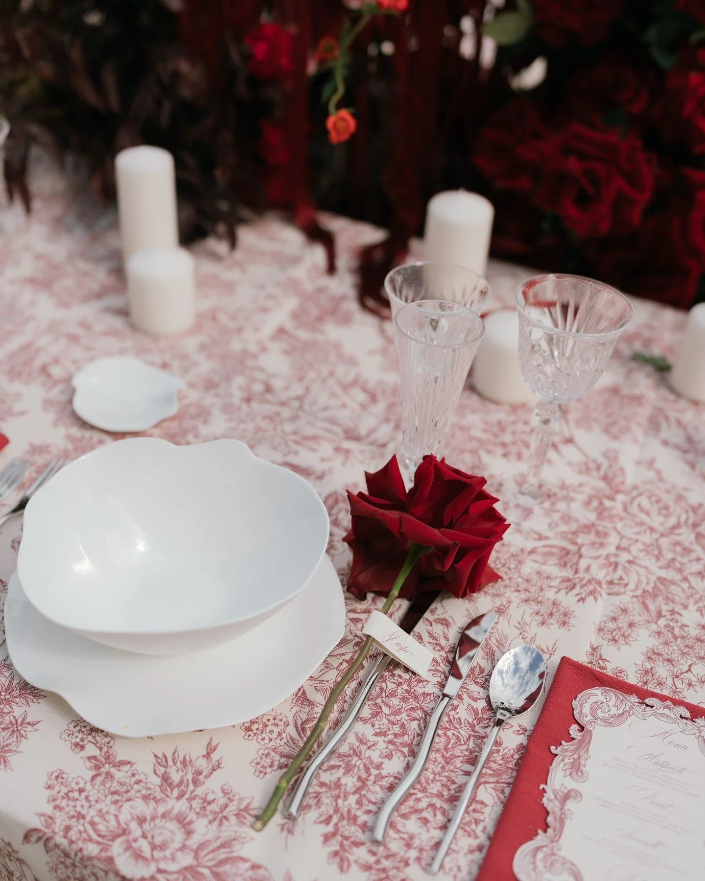 A touch of red. 

Maybe some inspiration for your Christmas table now that the wedding season is over? 

#audreynaessens #audreynaessensfotografie

#bruidsfotograaf #verloofd #belgiumweddingphotographer #piemonteweddingphotographer #italywedding #pie