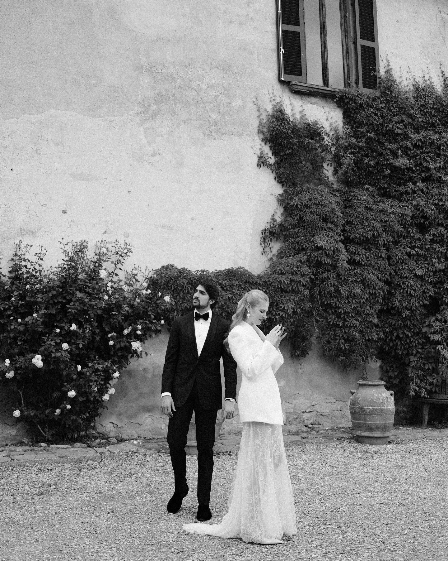 When the details are just so beautiful you HAVE to take a photo! 

#audreynaessens #audreynaessensfotografie

Planning &amp; design @besteventsco
Floral @bangbangflowers
Venue @castelruggerowinery
Jewels &amp; veil @paviotcreateur 
HMUA @anastasiakat