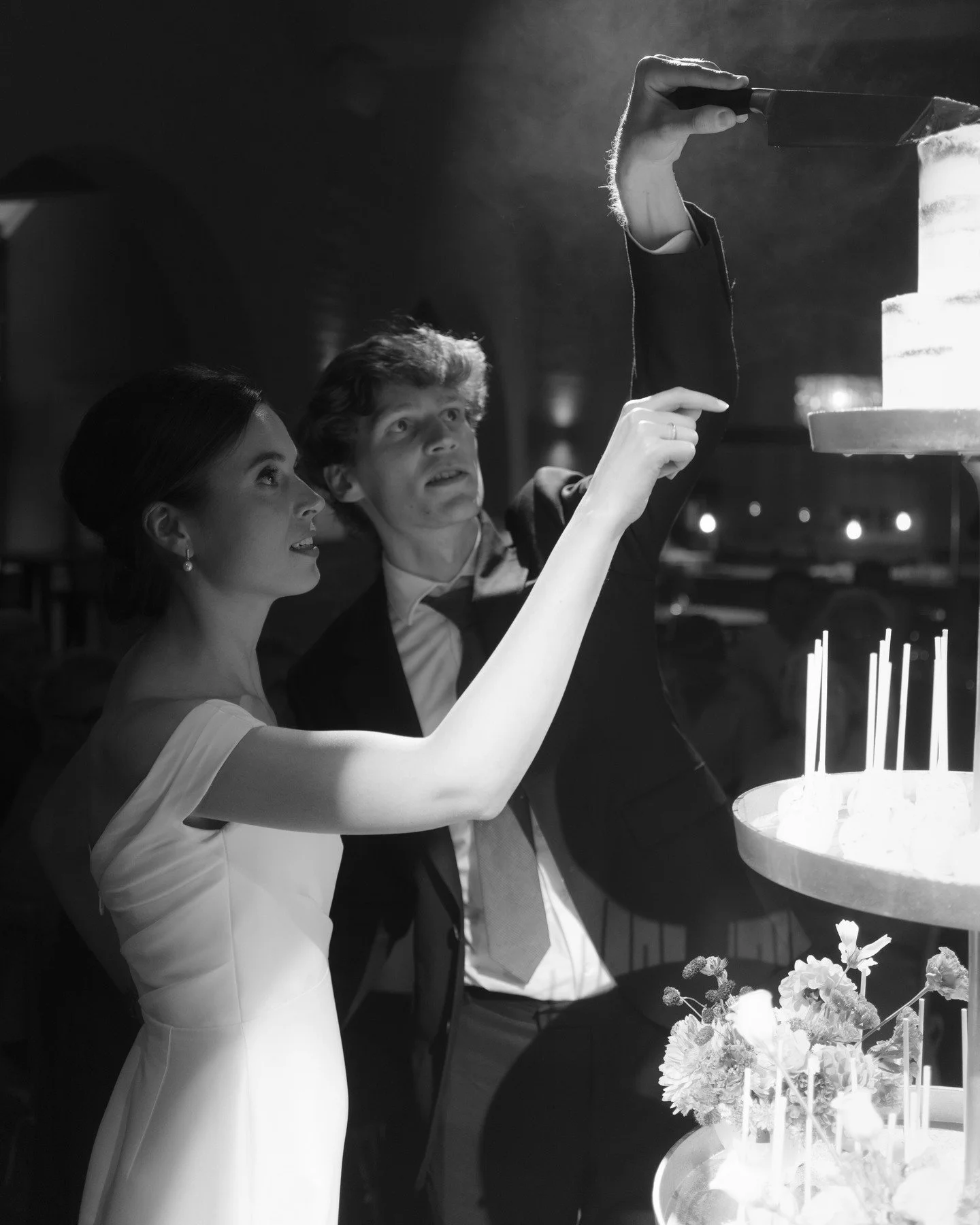 Feeling nostalgic. 

M &amp; S in 2023. 

Florist @julie_et_les_fleurs 
Dress @lechapeau.antwerpen 
Venue @cachecour 

#audreynaessens #audreynaessensfotografie 

#verloofd #trouwen #trouwfotograaf #huwelijksfotograaf #lookslikefilmweddings #newyorkb