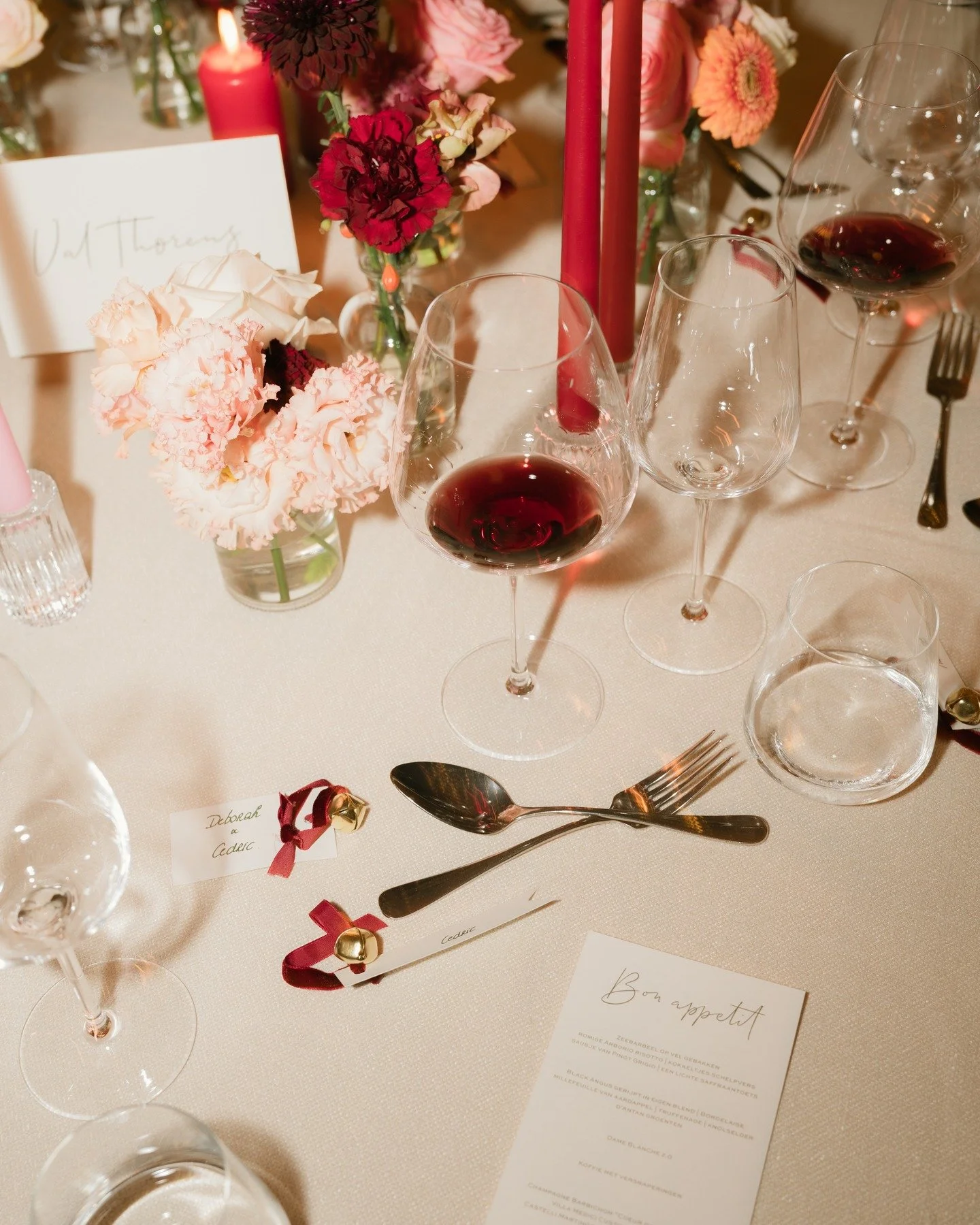 Flash vs natural light - What's your favourite? 

Florist @floraldesign_bysofiespruyt 
Venue @kasteelrozelaar 
Catering @traiteurleconte 

#audreynaessens #audreynaessensfotografie

#flashphotography #flashweddingphotographer #flashvsnaturallight #ed