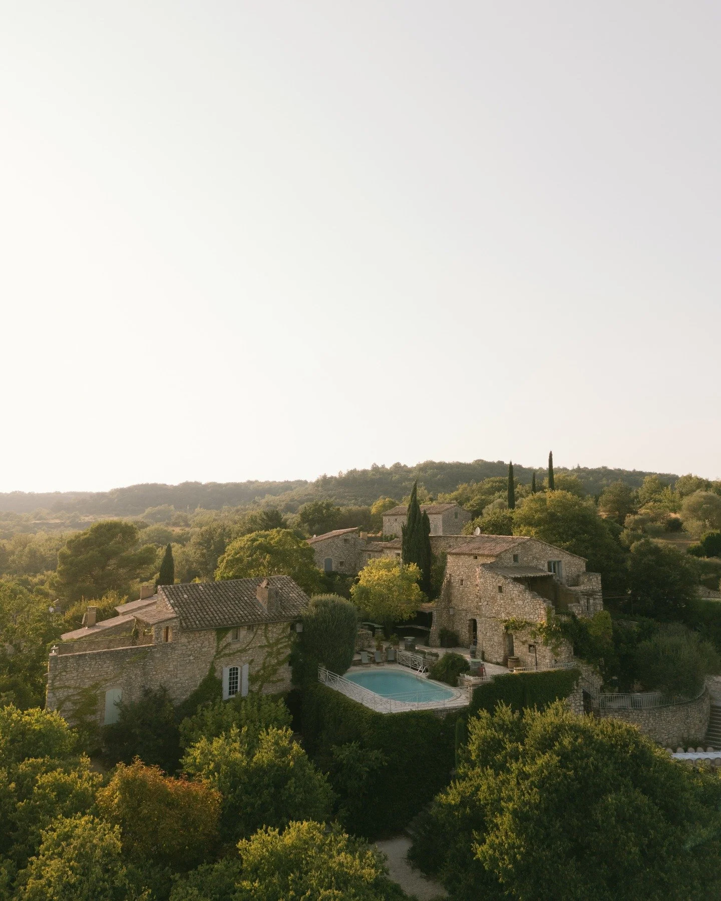 A weekend in the south of France with D&amp;N. 

Details of their gorgeous venue. 

Photo @audreynaessens 
Wedding planner @matory_evento_weddingplanner 
Venue @domaineduclosdhullias 
Florist @lesanneesfleurswedding 
Couple @__daniellebulte__ @nielsa