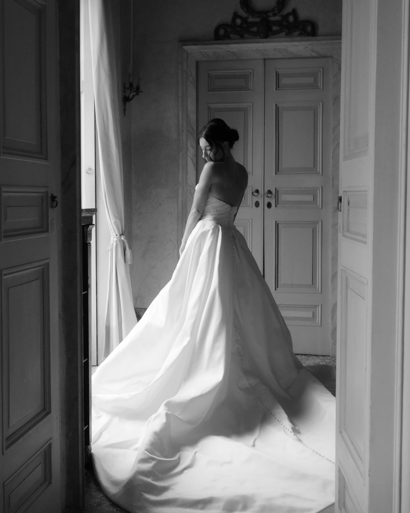 Never skip bridal portraits. 

Photo @audreynaessens 
Dress @dovita
Venue @villa_revel_parravicini
MUAH @bridalelegancestudio
Wedding planner @whitenotesweddingplanner

#audreynaessens #audreynaessensfotografie

#destinationwedding #destinationweddin