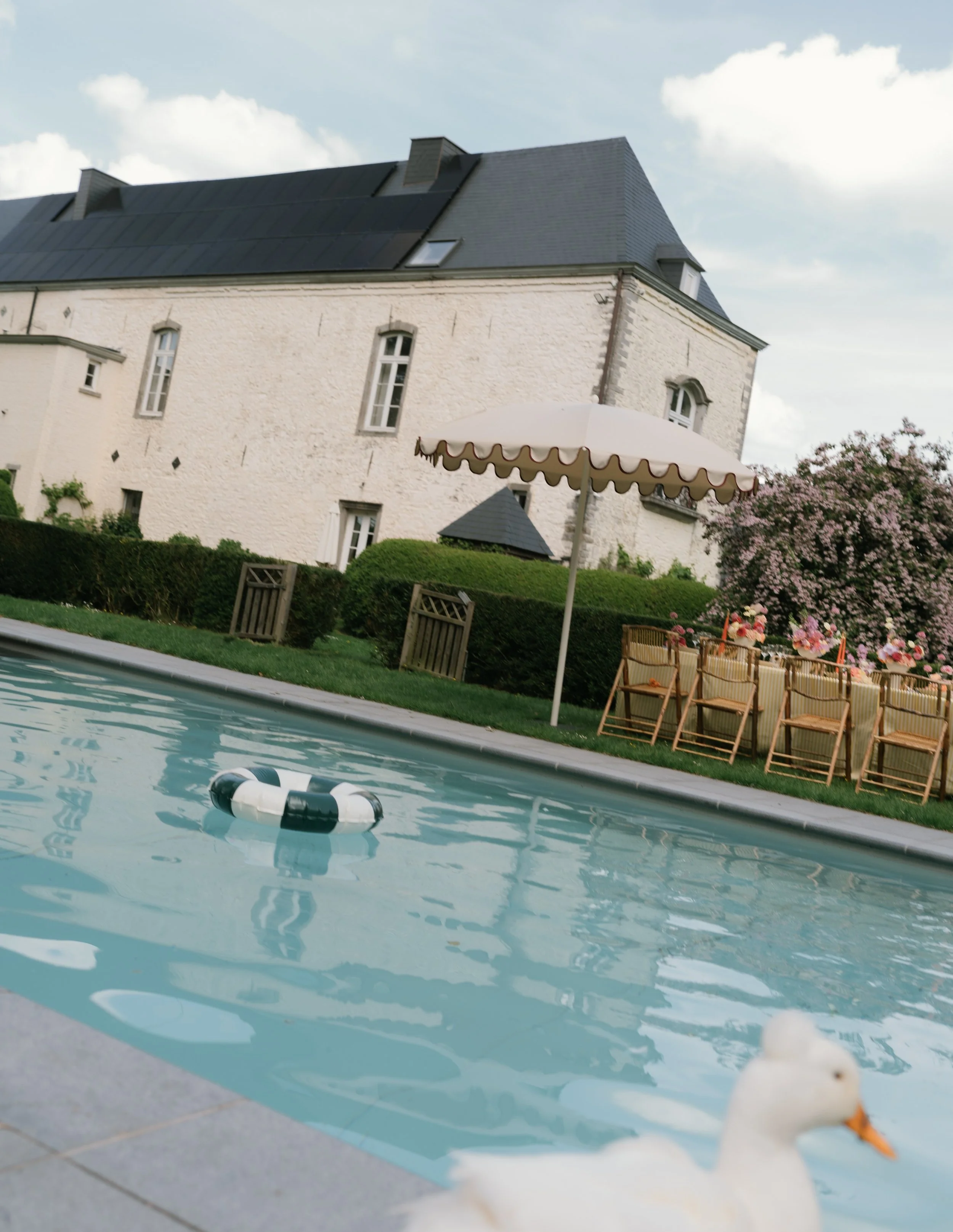 When the star of the day is a duck. 

Planning &amp; styling @atelierrose
Venue @chateaudemines
Flowers @bloomsandleafs
Stationary @visuallbe
Rental @fematverhuur - @decoratieverhuurbrugge
Organisation @loverocksworkshop

#audreynaessens #audreynaess