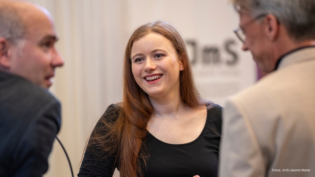 Vielen Dank f&uuml;r die Einladung @journalismusmachtschule! Ich durfte das Netzwerktreffen 2024 moderieren. Kolleg:innen aus dem Journalismus, Politiker:innen und Expert:innen aus dem Bildungsbereich kamen nach Berlin um zu diskutieren. Wie k&ouml;n