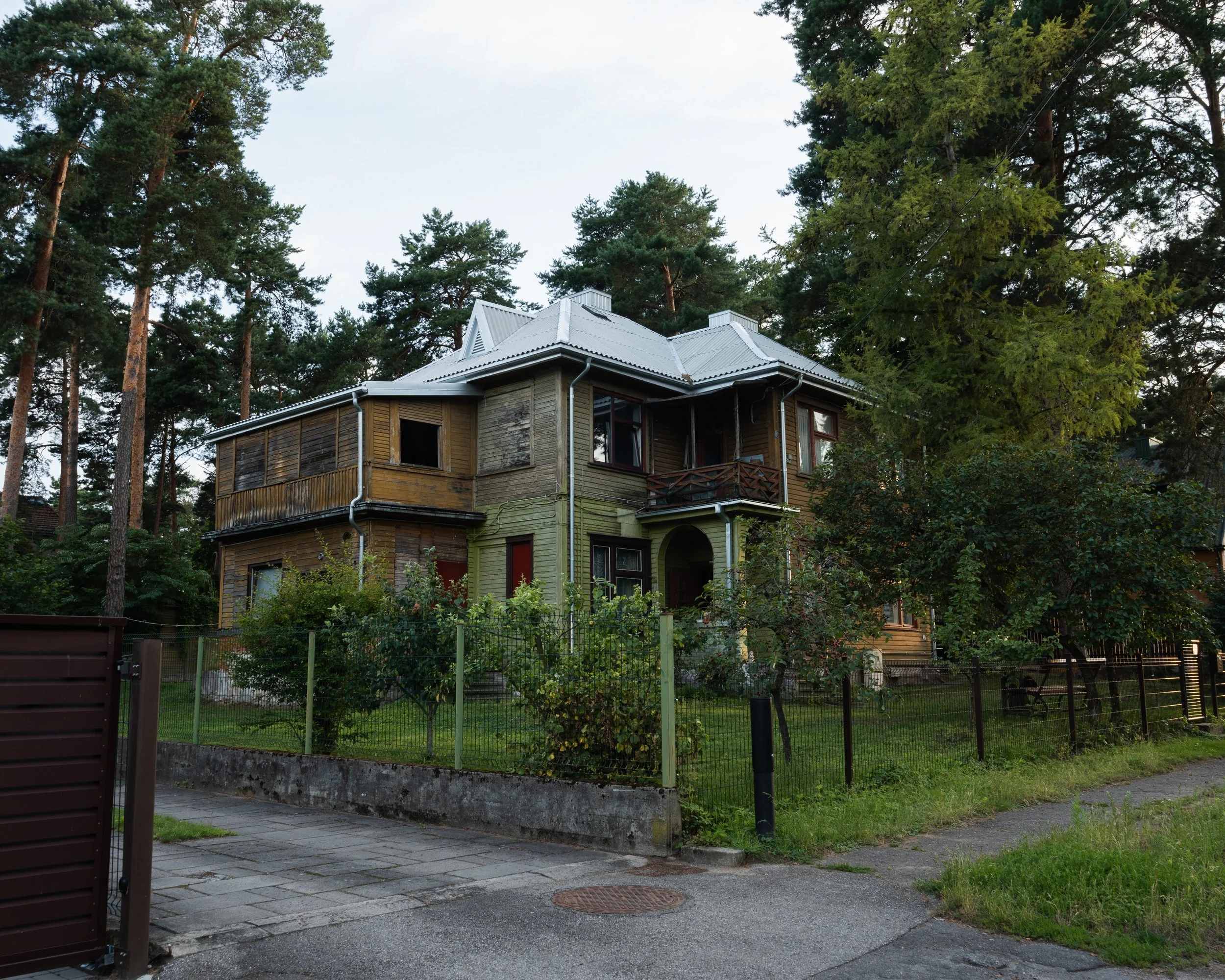 A big wooden house. Not of the right era, but interesting in its shapes and has a similar feel to what I'm looking for.