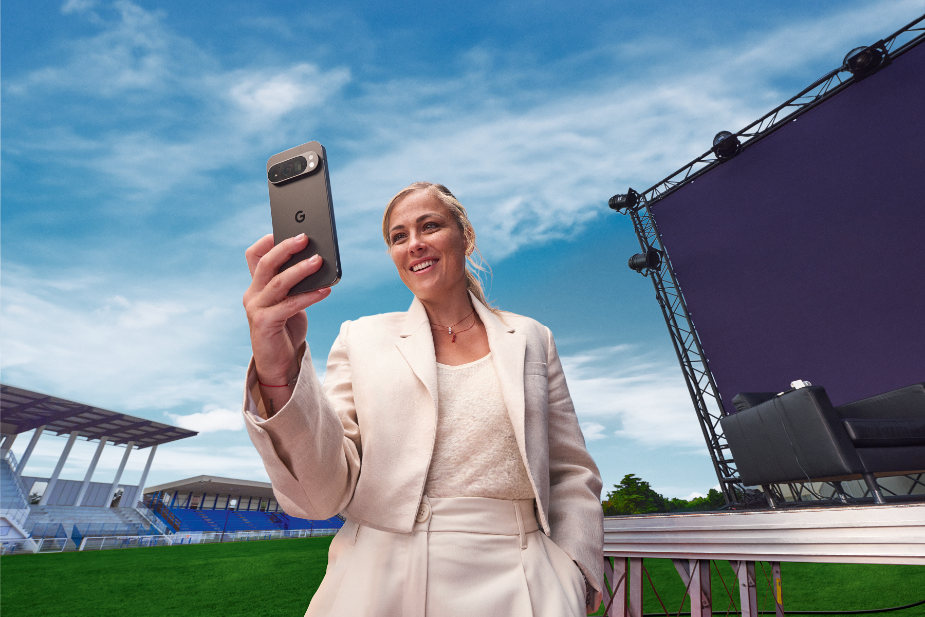 laure-boulleau-google-pixel-9-ambassadrice-publicite-football.png