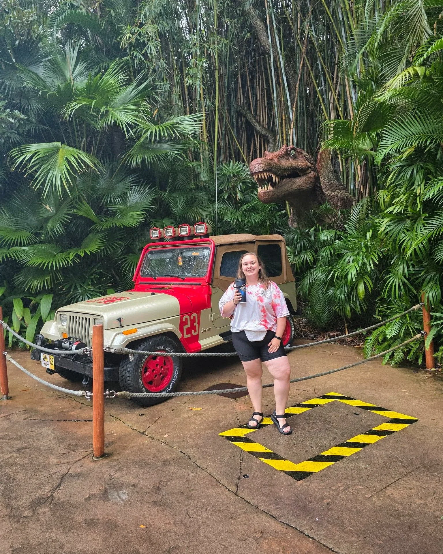 If dinosaurs were real, do you think you&rsquo;d survive Jurassic Park or be the first one running away screaming? I'd probably get eaten trying to pet them!! 🤣
-
-
---
-
-
-
-
#UniversalOrlando #JurassicPark #UniversalStudios #IslandsOfAdventure #D