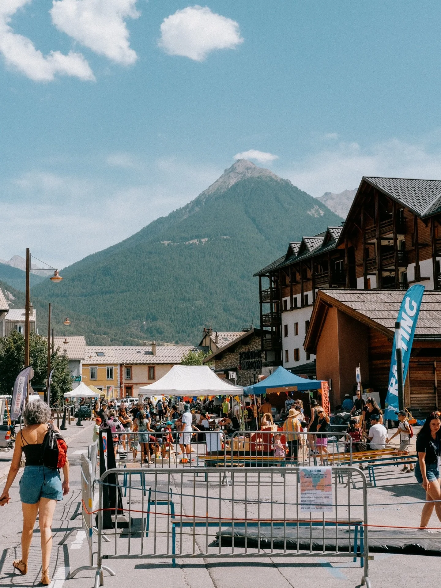 Fun street games and sports for kids in Brian&ccedil;on. Our partners @robo_street_et_snow were out in force. Photos by @joshfcphotography