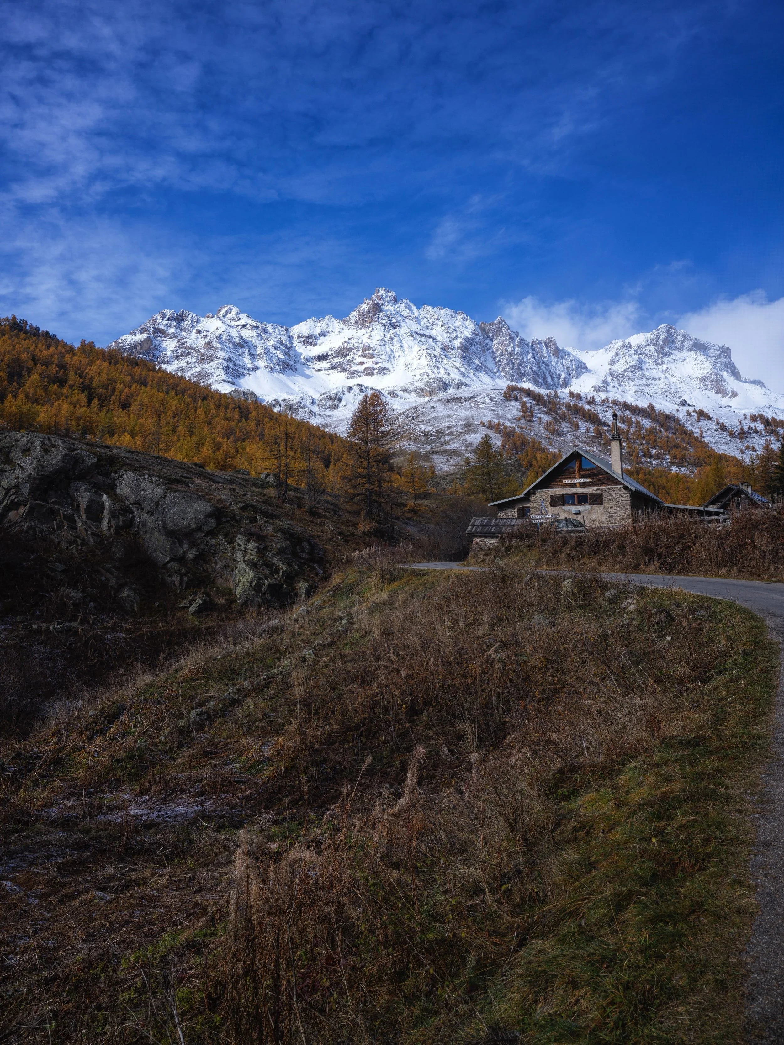 First dusting on the summits, first gold in the larches. The mountains don&rsquo;t do subtle transitions &mdash; one morning you wake up and autumn has simply arrived. ❄️🍂