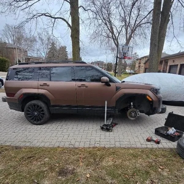 Providing mobile tire change at home in Richmond Hill, Ontario.