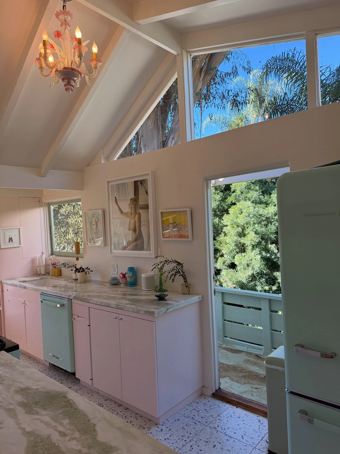 Architectural Stunner on the Market 😍

Rudolph Schindler&rsquo;s Druckman Residence built in 1941 is currently for sale. Originally built for the Druckman family, the home was created for a couple who had four daughters. The home has been stunningly