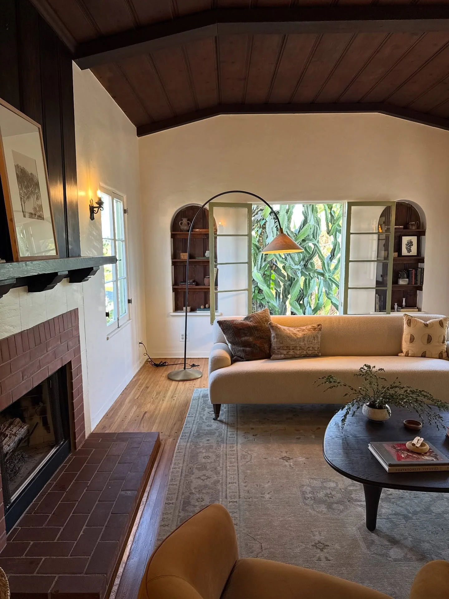 On the Market ✨

A romantic Spanish Colonial hacienda tucked on a corner lot in the Franklin Hills of Los Feliz with gorgeous details. Wrapped in lush gardens and a private courtyard with towering cacti and a blooming jacaranda, this home blends clas