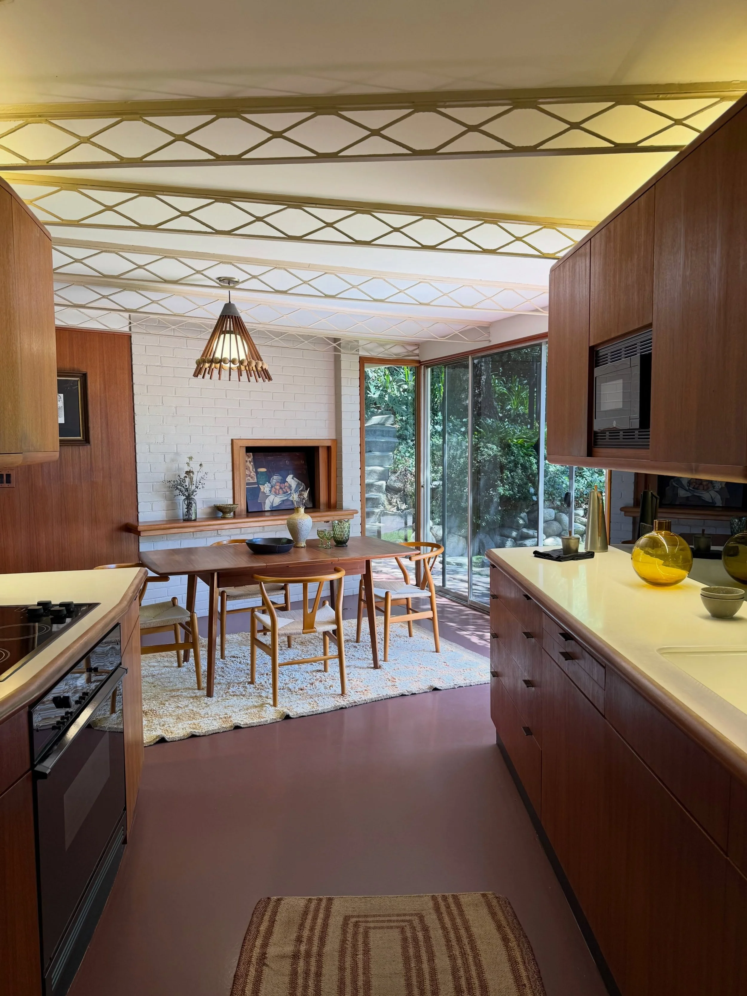 On the Market ✨

 The Dahlstrom House (circa 1949), a John Lautner masterpiece 😮&zwj;💨

Set on coveted Laguna Road in Pasadena, this beautifullyyyy preserved home is an extraordinary example of Lautner&rsquo;s early work and his ability to connect 