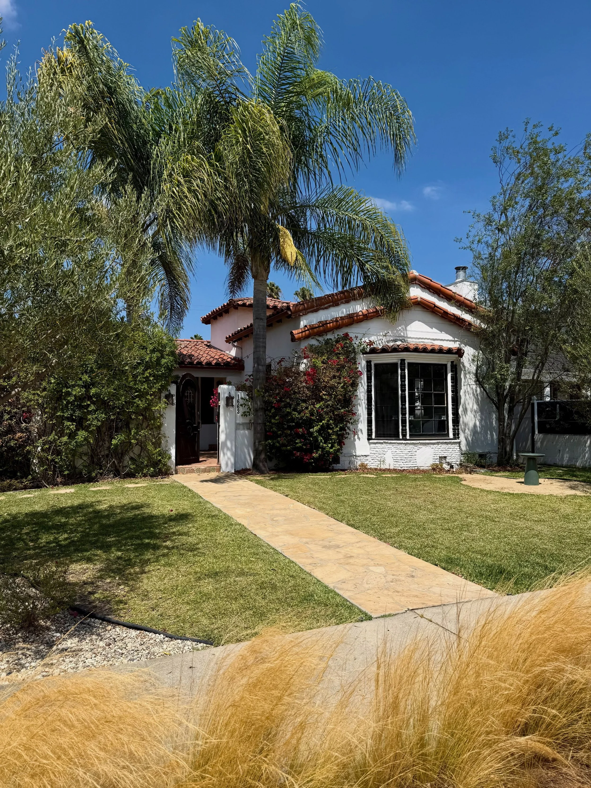 JUST SOLD 💥

This Spanish stunner in Picfair Village went to the most wonderful clients and I can&rsquo;t WAIT to see how they make it their own! The home was built in the 1930&rsquo;s and has stunning high ceilings, original molding and windows thr