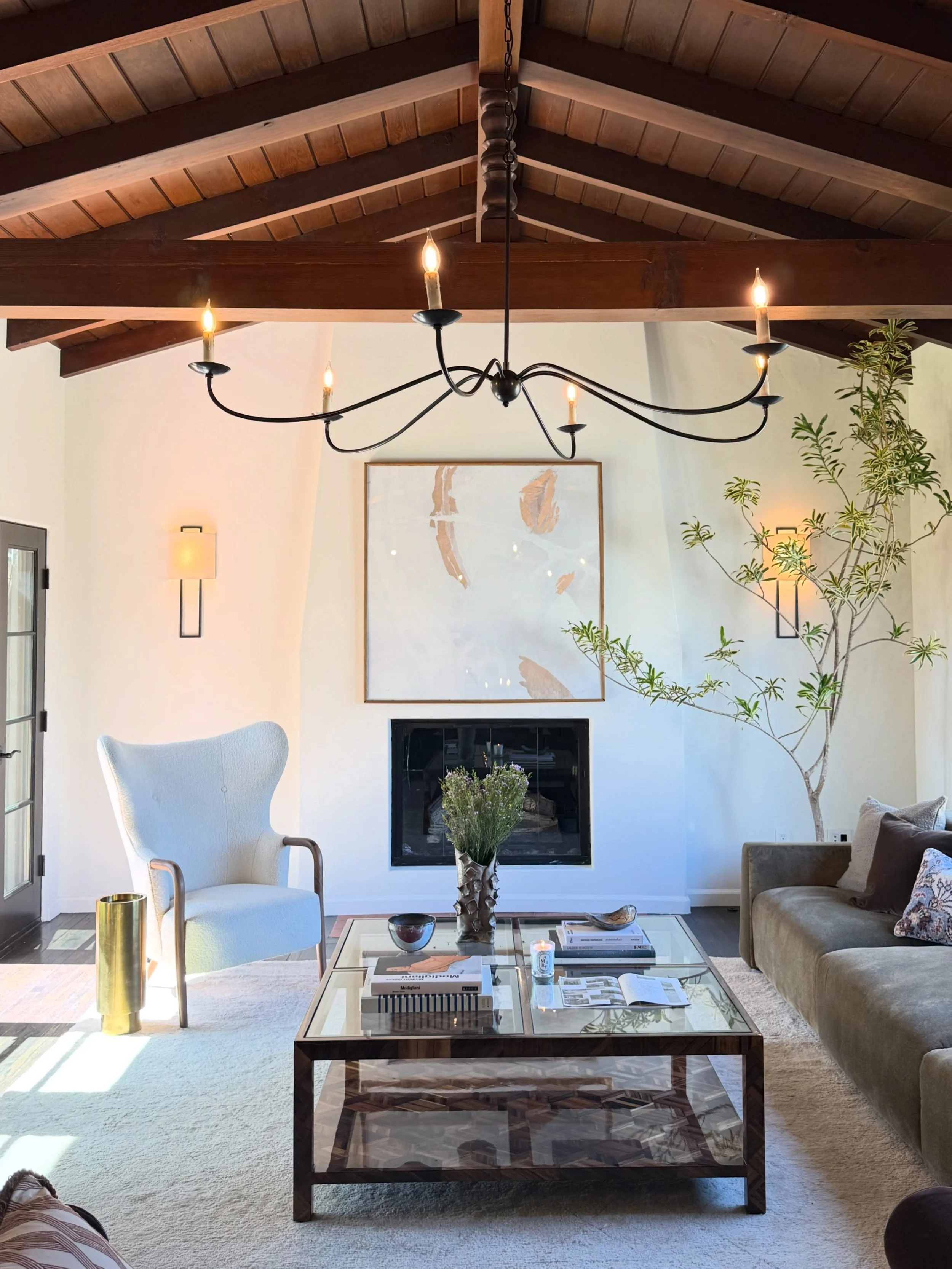 On the Market ✨

Talk about getting the best seat in Silver Lake!? 

This 1930s renovated Spanish is tucked at the end of a quiet cul-de-sac serving up iconic LA views in every direction. You have the Hollywood Sign and Griffith Observatory on one si