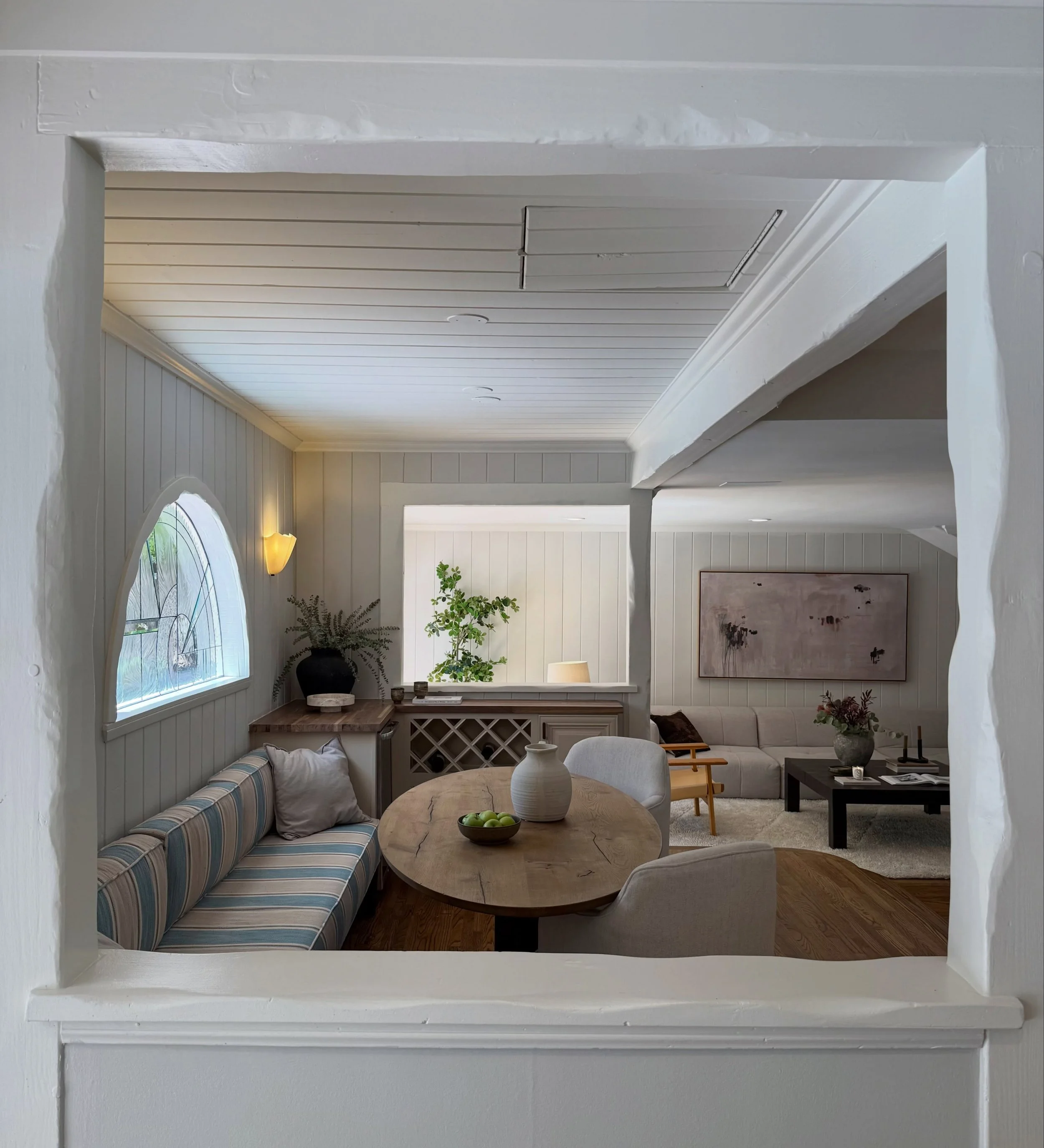 Storybook charm on the market in the Encino Hills 🌿

Set on over half an acre, this gorgeous timeless traditional feels like a private retreat tucked away from the city. A magnificent Chinese Elm sets the scene, while inside, vaulted beamed ceilings