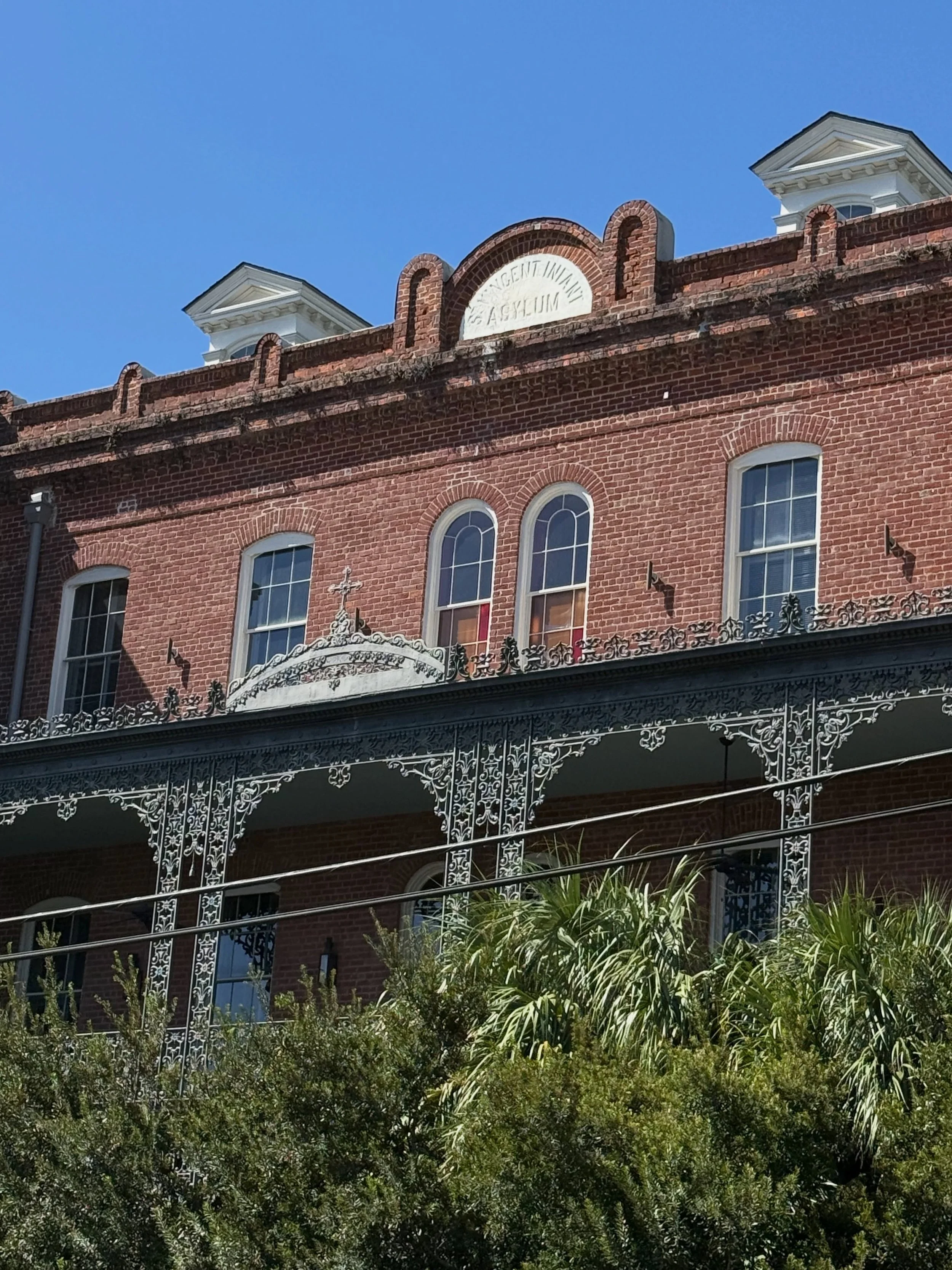 The beautifully spooky, haunted and oh so trendy and chic @hotelstvincent we stayed at last week needed its own moment. Originally constructed in 1861 it started as the St. Vincent Infant Asylum and cared for children orphaned by the Civil War and ye