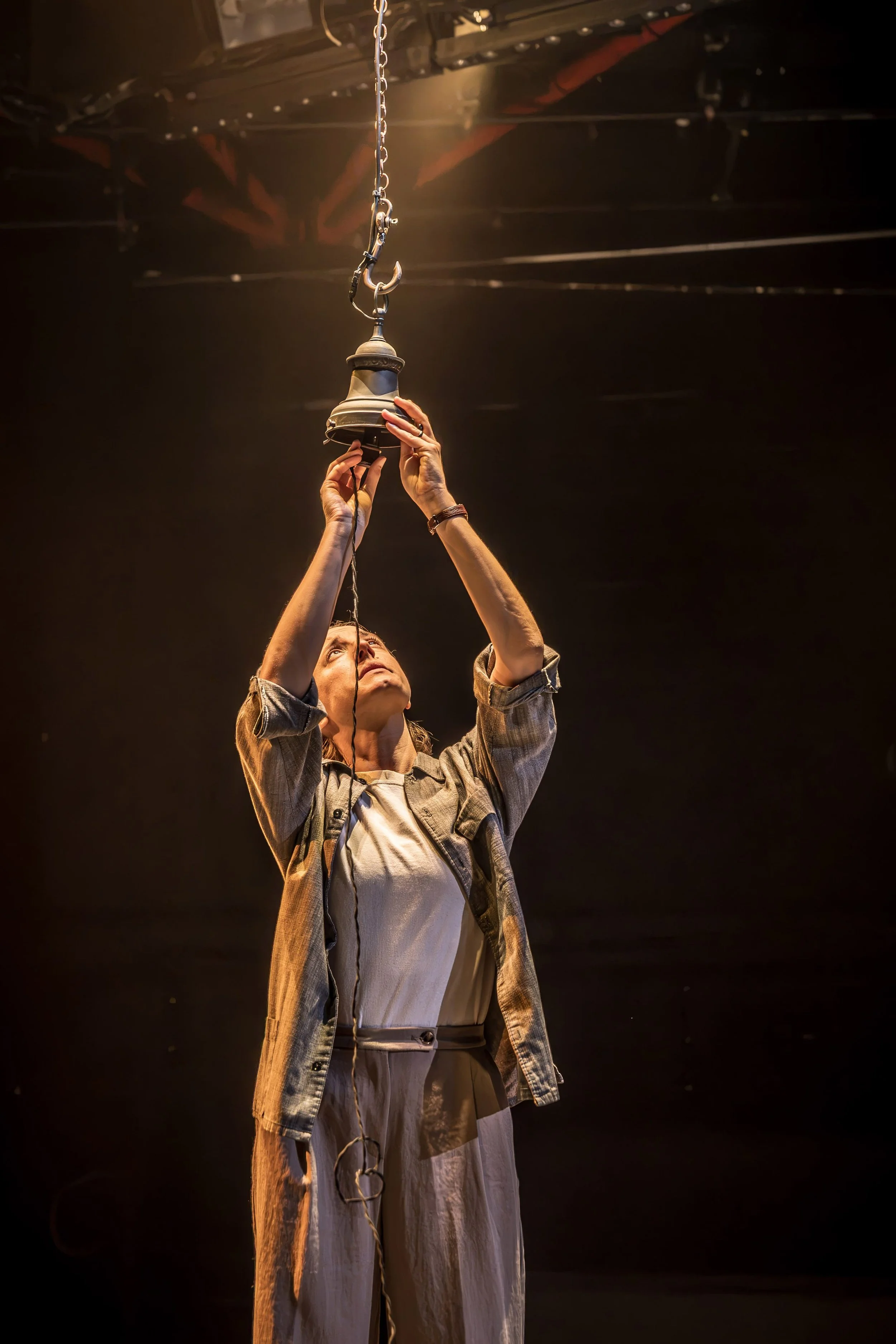 Lea-des-Garets-Viennot-in-a-small-and-quiet-light-at-CFT_Photo-Marc-Brenner_09119.jpg