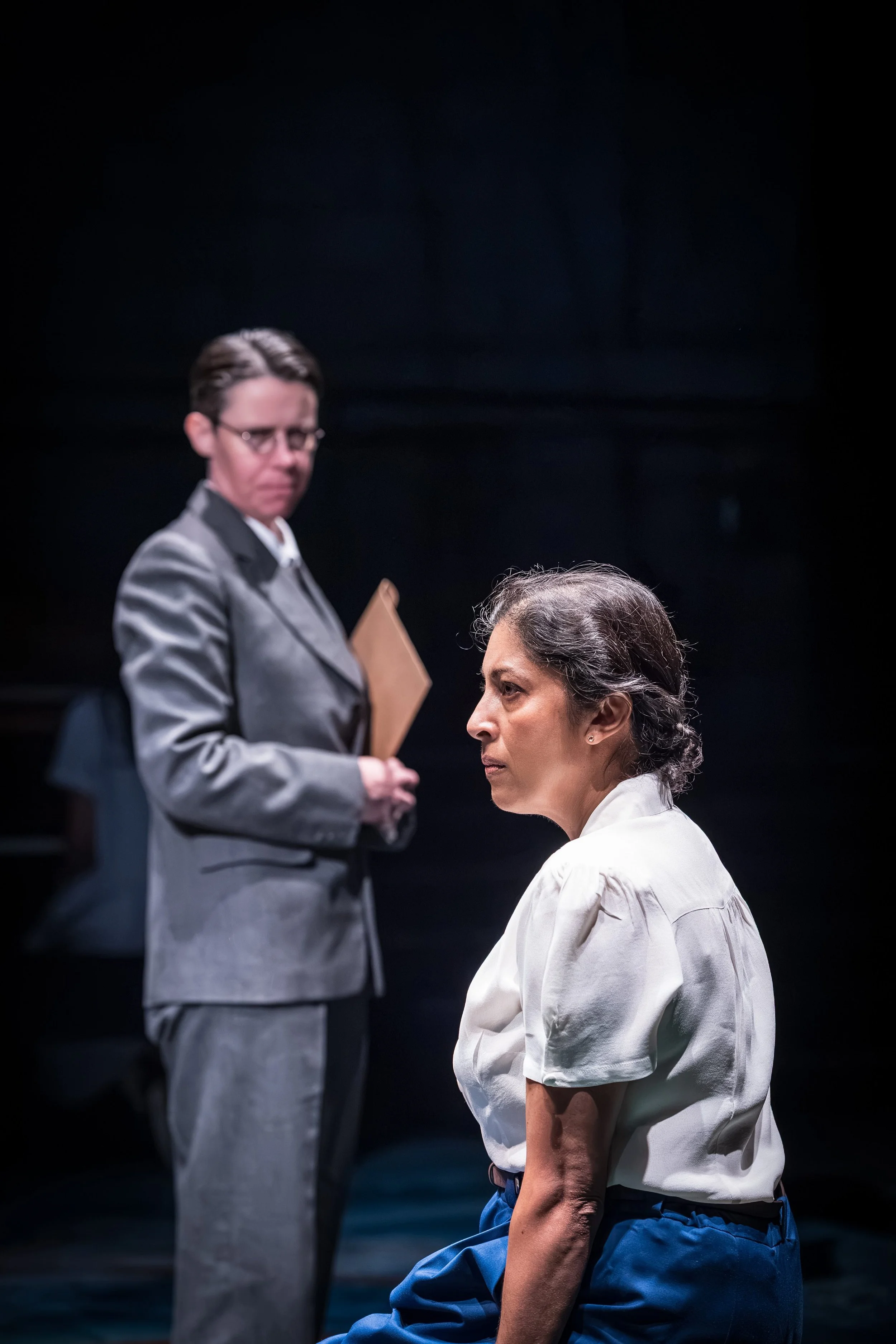 Caoilfhionn-Dunne-Priyanga-Burford-in-a-small-and-quiet-light_CFT-Photo-Marc-Brenner_05204.jpg