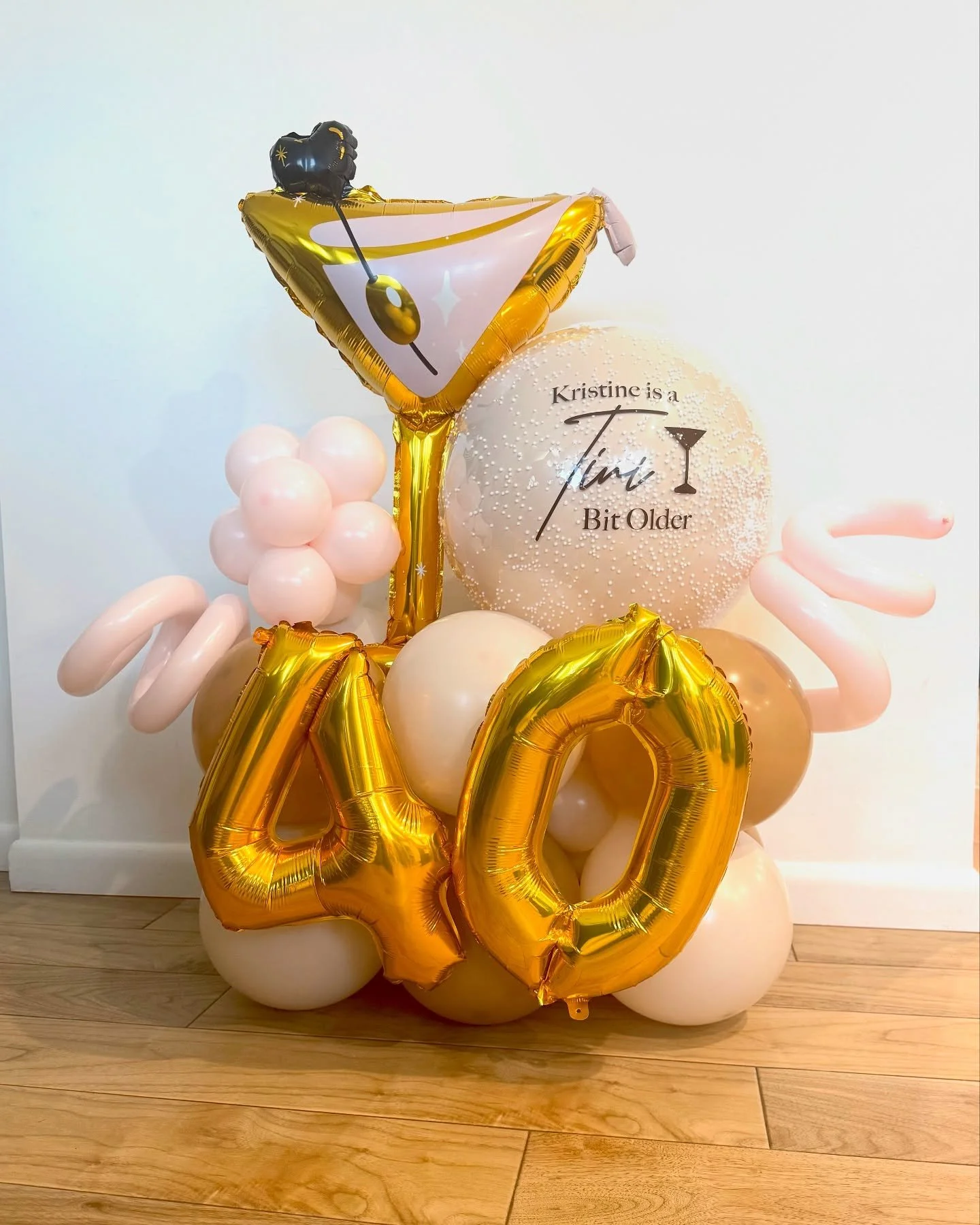 A Tini Bit Older 🍸
#tinibitolder #40thbirthday #numberstack #balloondecor #balloondecorations #balloonartist #balloonstylist #rocklandcounty #bergencounty #westchestercounty #mamaballoons