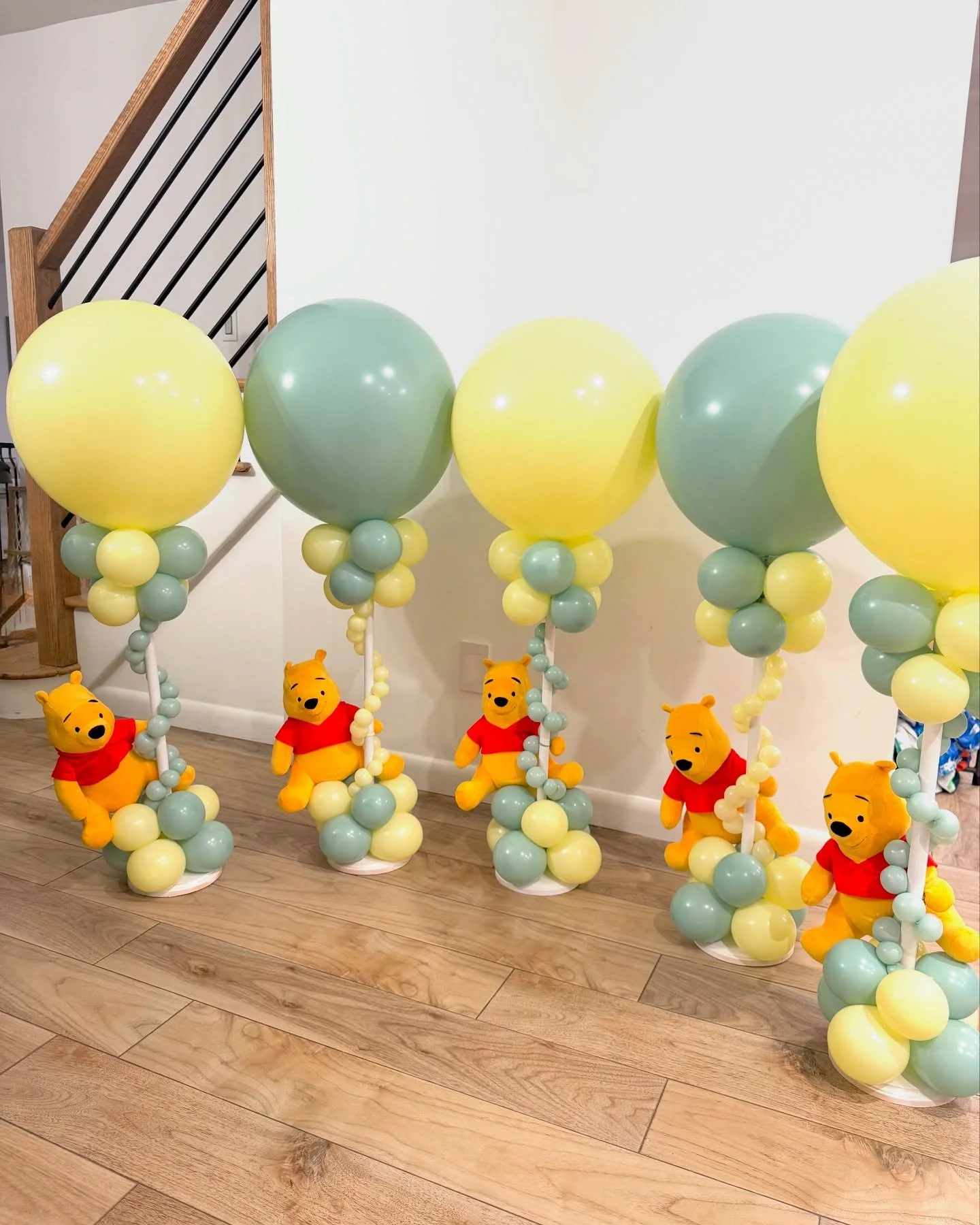 Winnie the Pooh Centerpieces 🍯
#winniethepooh #centerpieces #babyshower #banchettofeast #tuftex #balloondecor #balloondecoration #balloonartist #ballonstylist #rocklandcounty #bergencounty #westchestercounty #mamaballoons