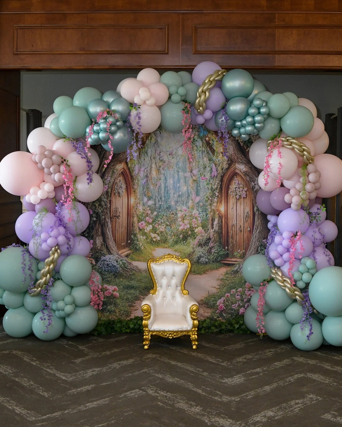 Decorating my daughter’s 1st birthday was an absolute dream 💕
Stunning balloon tree centerpieces by my balloon bestie @airdbyandrea 
Beautiful dessert table treats and setup by @freckled_foodie_charcuterie 
Amazing soft play setup and bounce