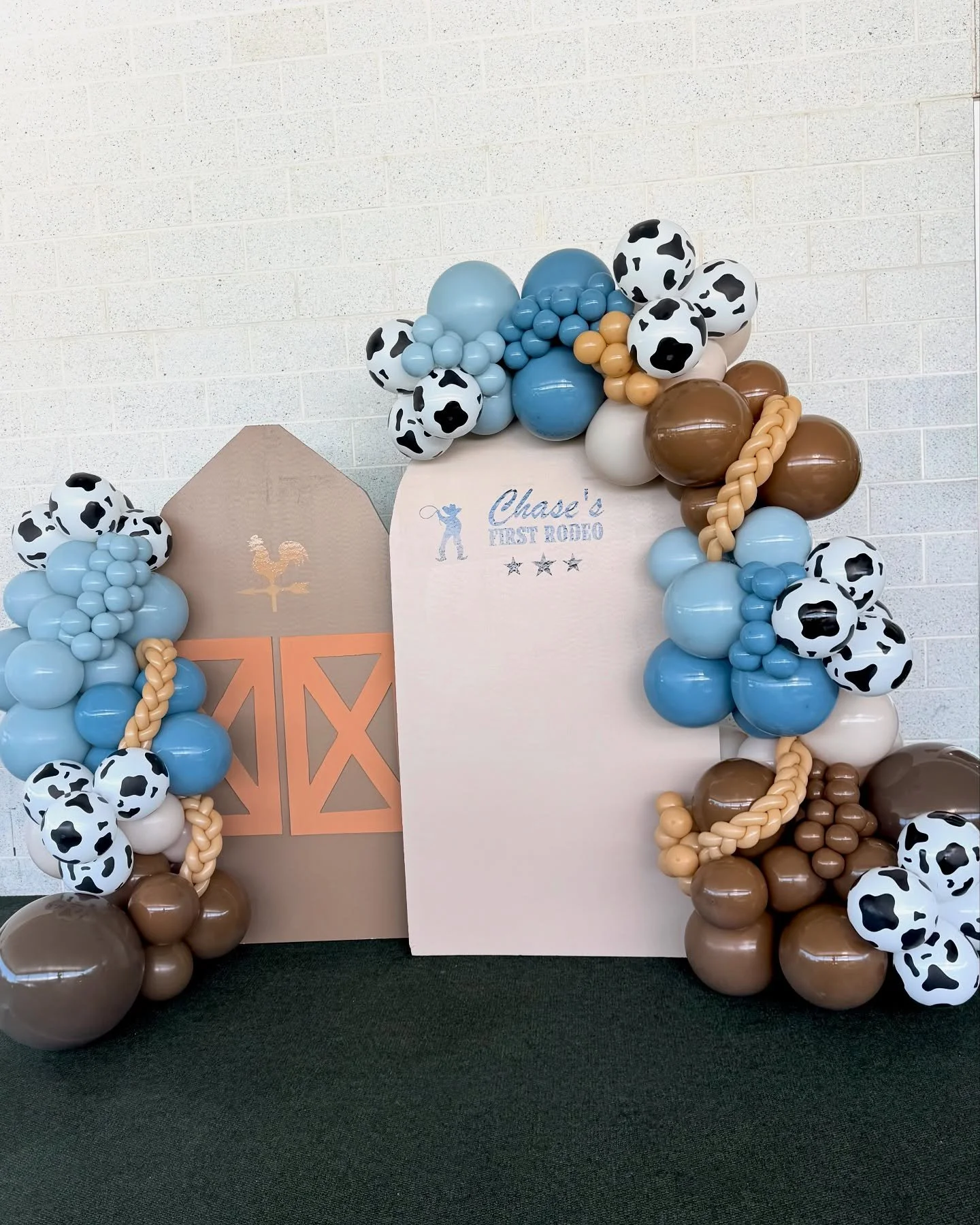 First Rodeo 🤠
#firstrodeo #firstbirthday #rocklandgaa # barndoor #archbackdrop #sempertex #tuftex #balloondecor #balloondecoration #balloonartist #balloonstylist #rocklandcounty #westchestercounty #bergencounty #mamaballoons
