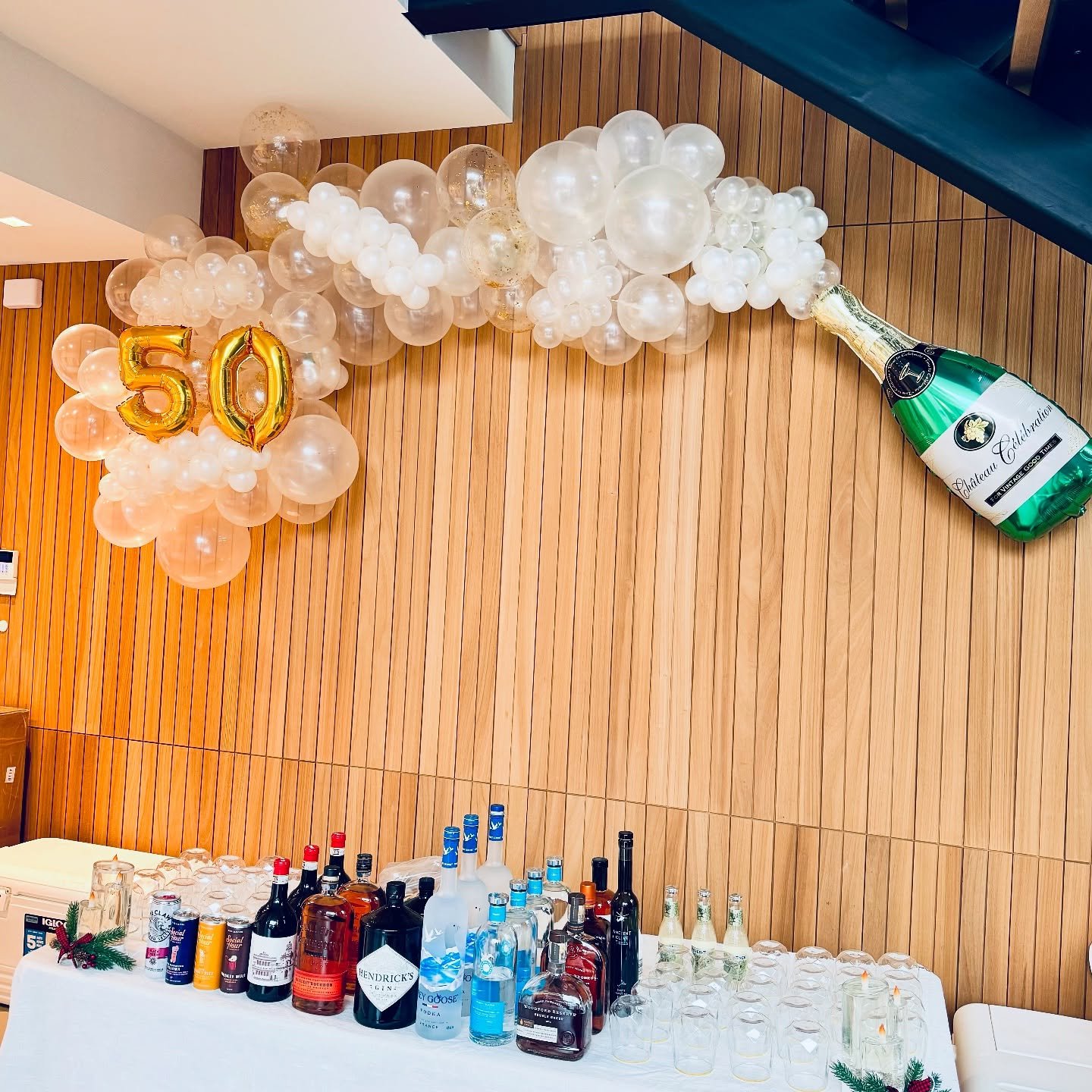 Champagne Spray 🍾

#champagnespray #balloons #50th #birthday #balloondecor #balloondecoration #balloonartist #balloonstylist #sempertex #tuftex #rocklandcounty #bergencounty #westchestercounty #mamaballoons