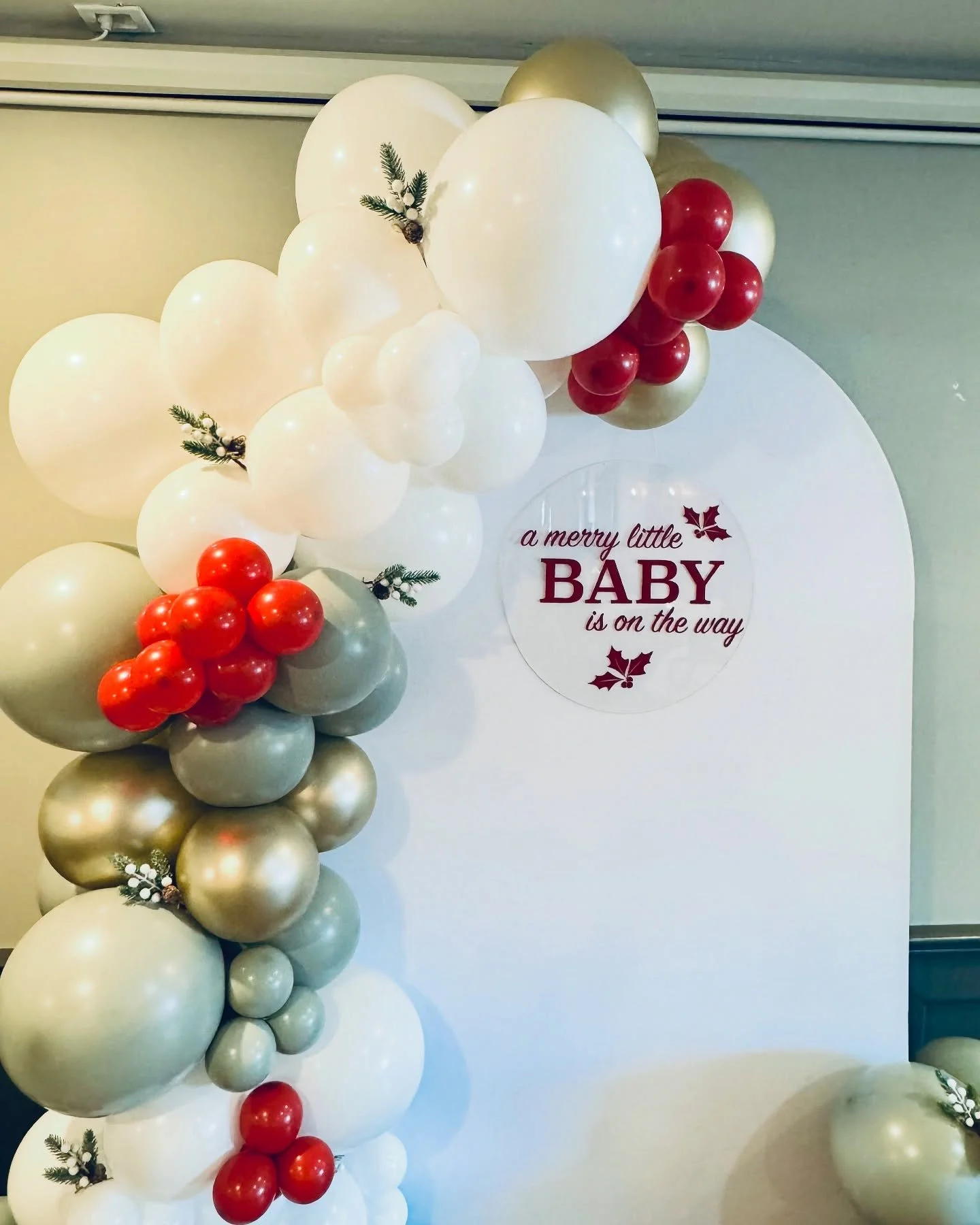 A merry little baby is on the way 🎄

#merrylittlebaby #babyshower #archbackdrop #balloongarland #balloondecor #balloondecoration #balloonartist #balloonstylist #rocklandcounty #westchestercounty #bergencounty #tuftex #sempertex #mamaballoons