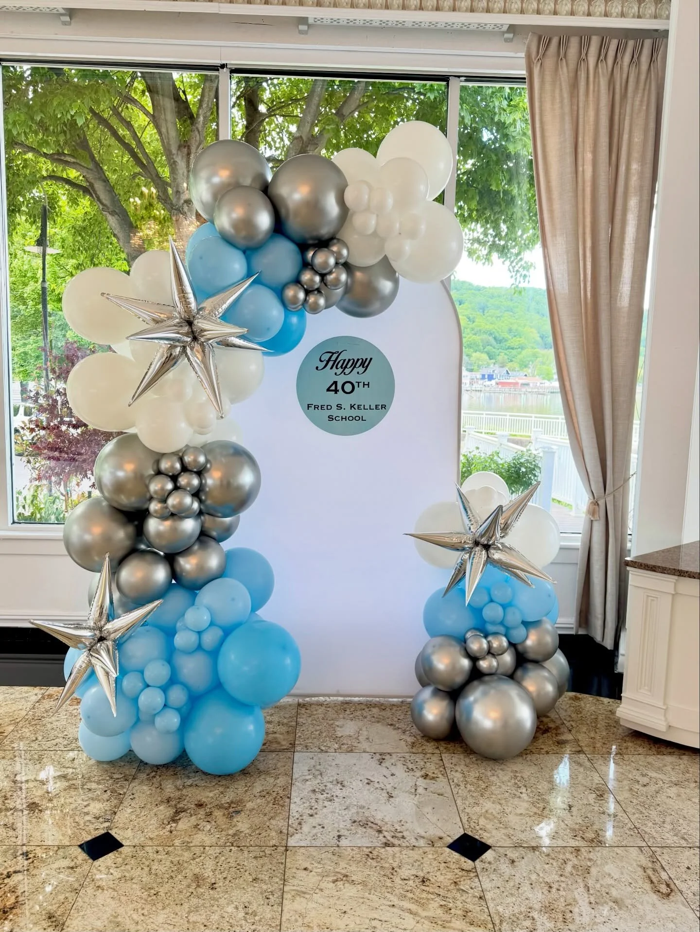 Happy 40th Anniversary 💫

#fredskeller #theview #40thanniversary #balloondecor #mamaballoons