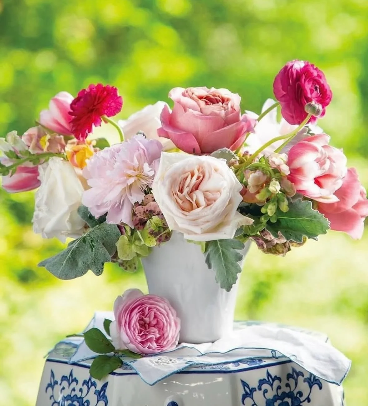 One of the easiest ways to welcome spring into your home? Fresh flowers! A mix of colors, soft petals and a little greenery can instantly brighten a room and make everything feel a bit more like spring 🌷 #florals #springflowers