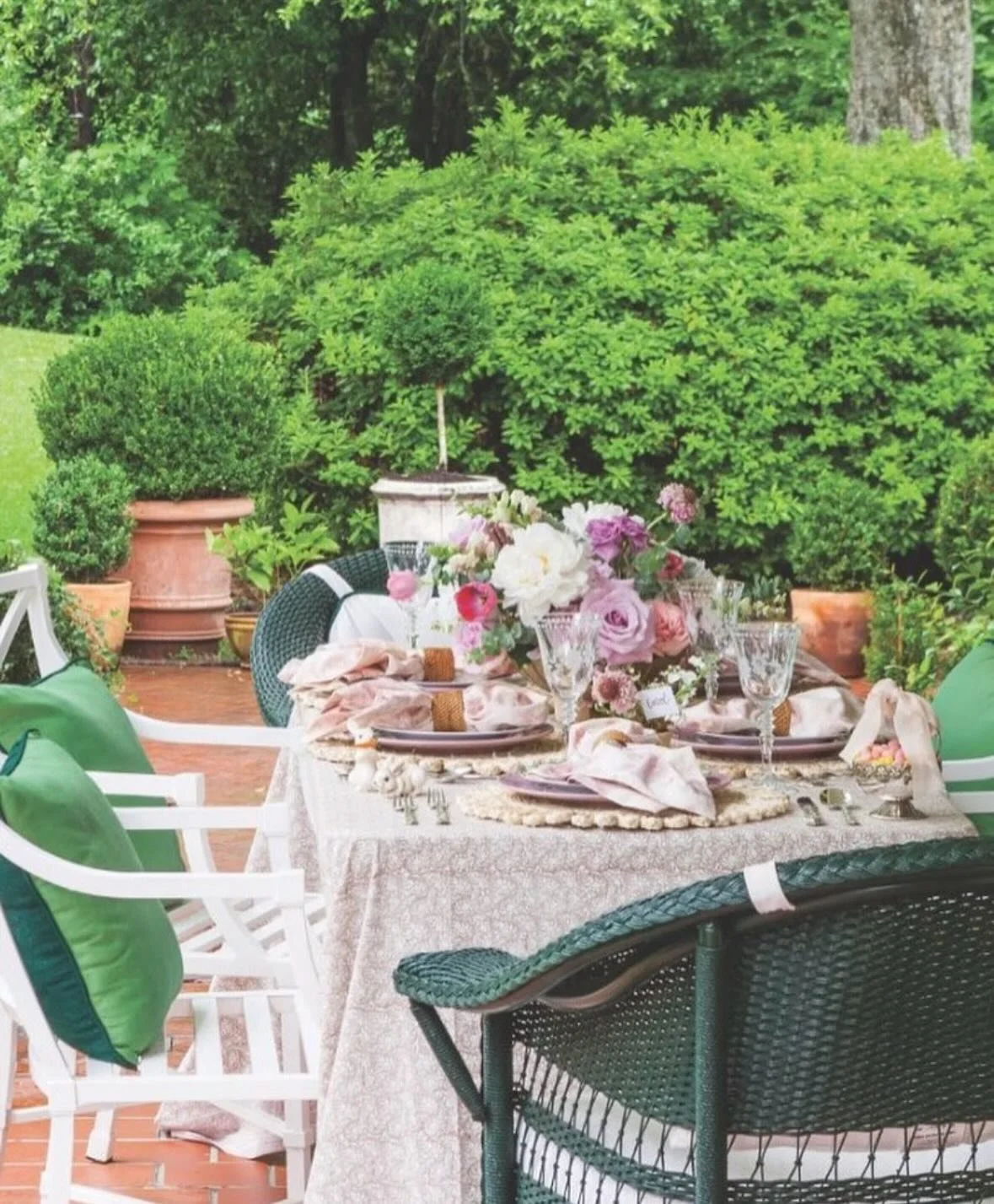 Soft spring tones and layered textures = the perfect little Easter table that looks effortless. 
Styled for @southernladymag
📸 @willdickey2