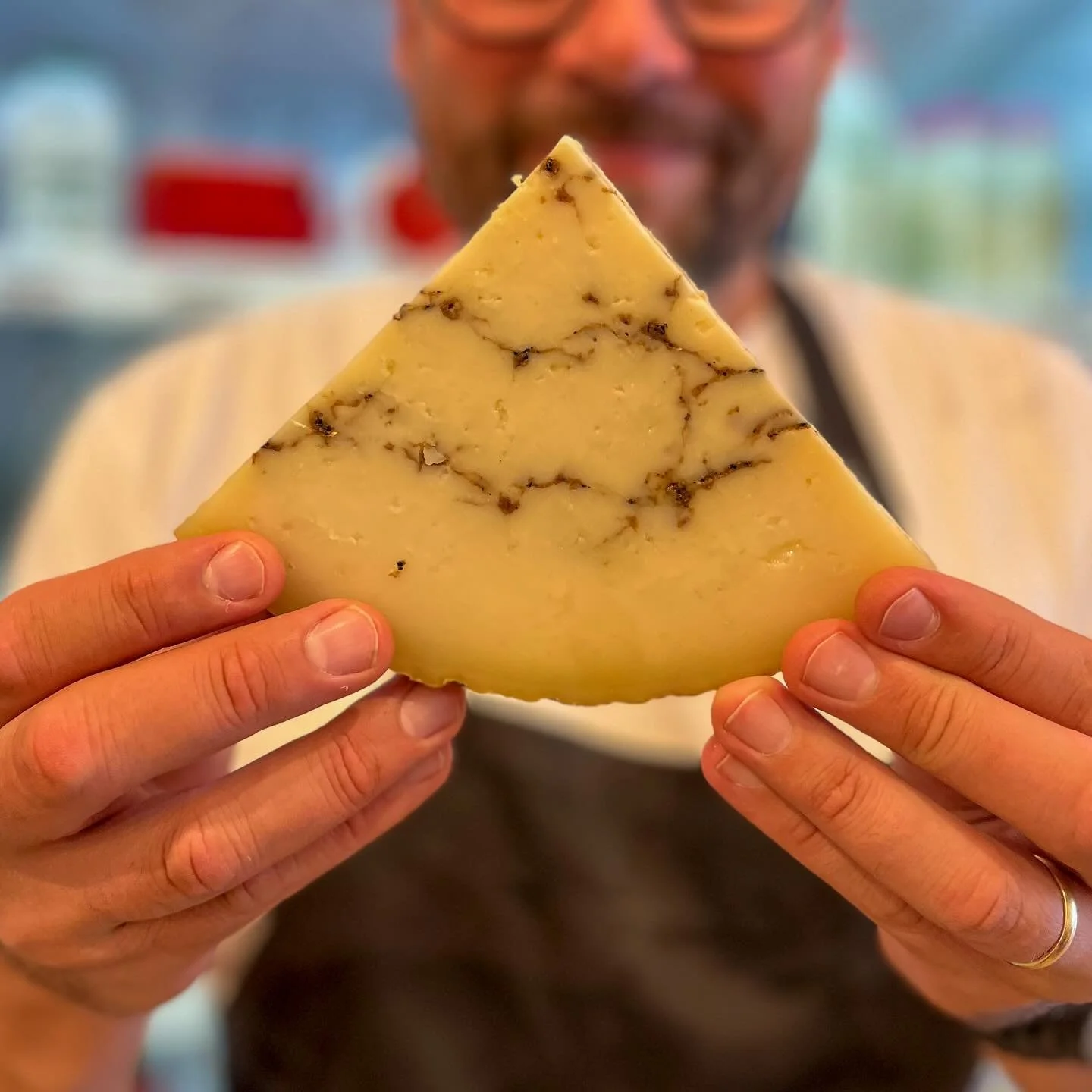 Cheese fiend? 
Come try the new sheep truffle we&rsquo;re obsessing over. 
Aged sheep&rsquo;s milk packed with a ton of real black summer truffle ! 
Yes please.
#ottoscache