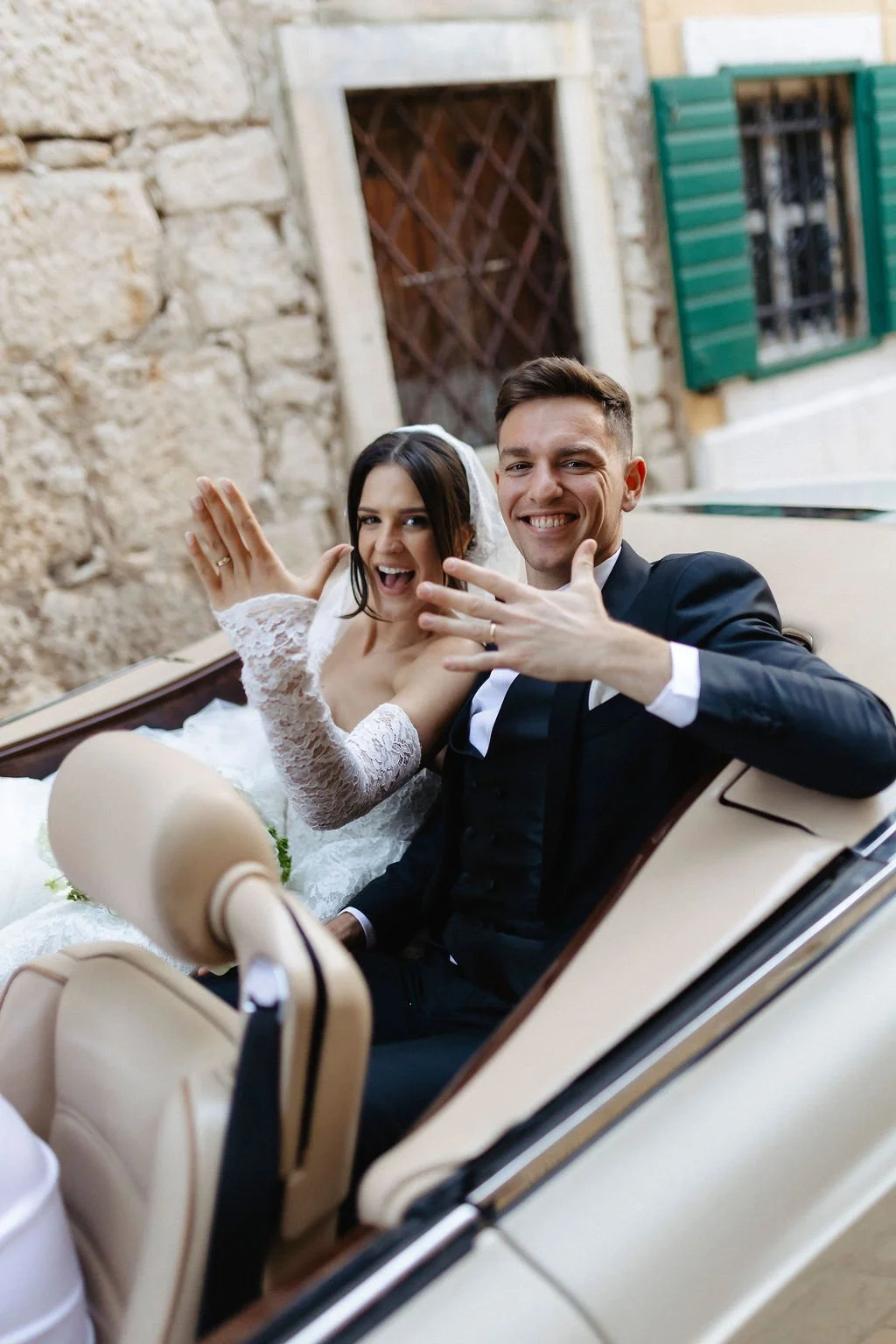 newlyweds-couple-shoot-rovinj-vintage-car (4).jpg