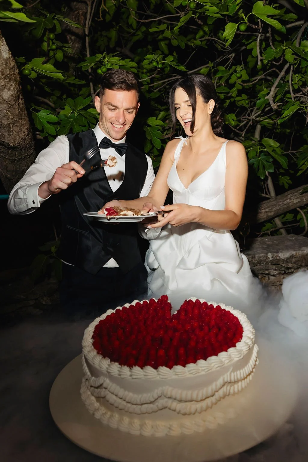 newlyweds_weddingcake_milefoglie_Paladnjaki_wedding_istria.jpg