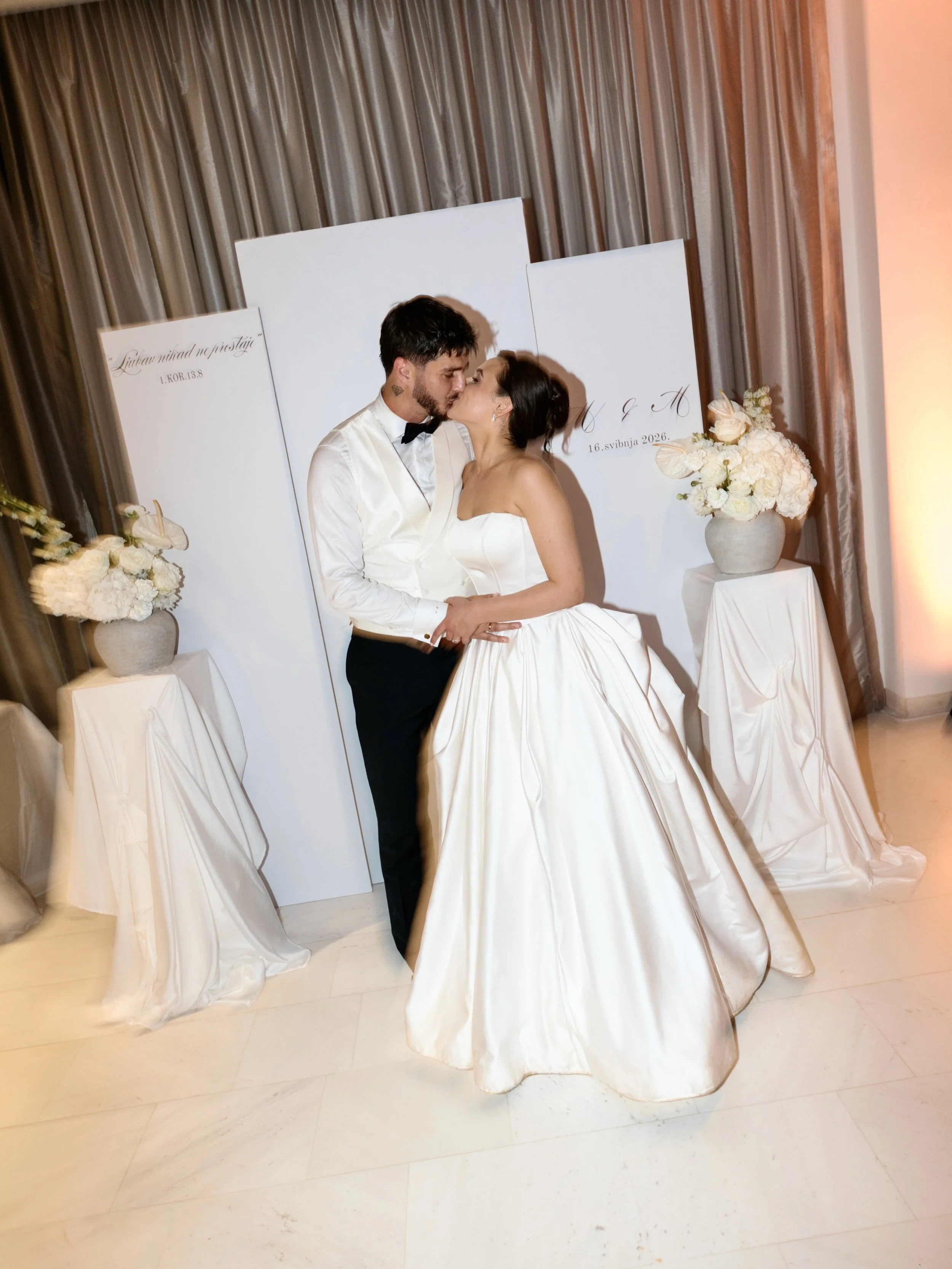 All white wedding design for the classy couple Marta &amp; Mateo. 🤍

No matter the trends, choose something that feels like you. 

Planner: @eventus_weddingsandevents 
Bride: @martabatel 
Groom: @m1rco_m 
Photographer: @josipvasilj.weddings 
Flowers