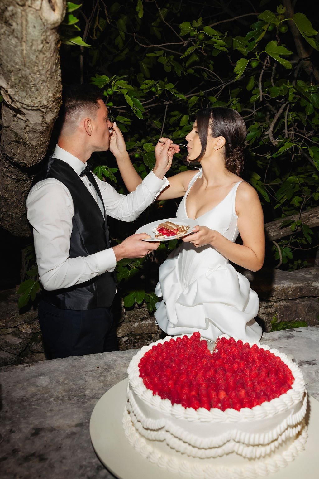 Newylweds_cakecutting_Paladnjaki_wedding_istria.jpg