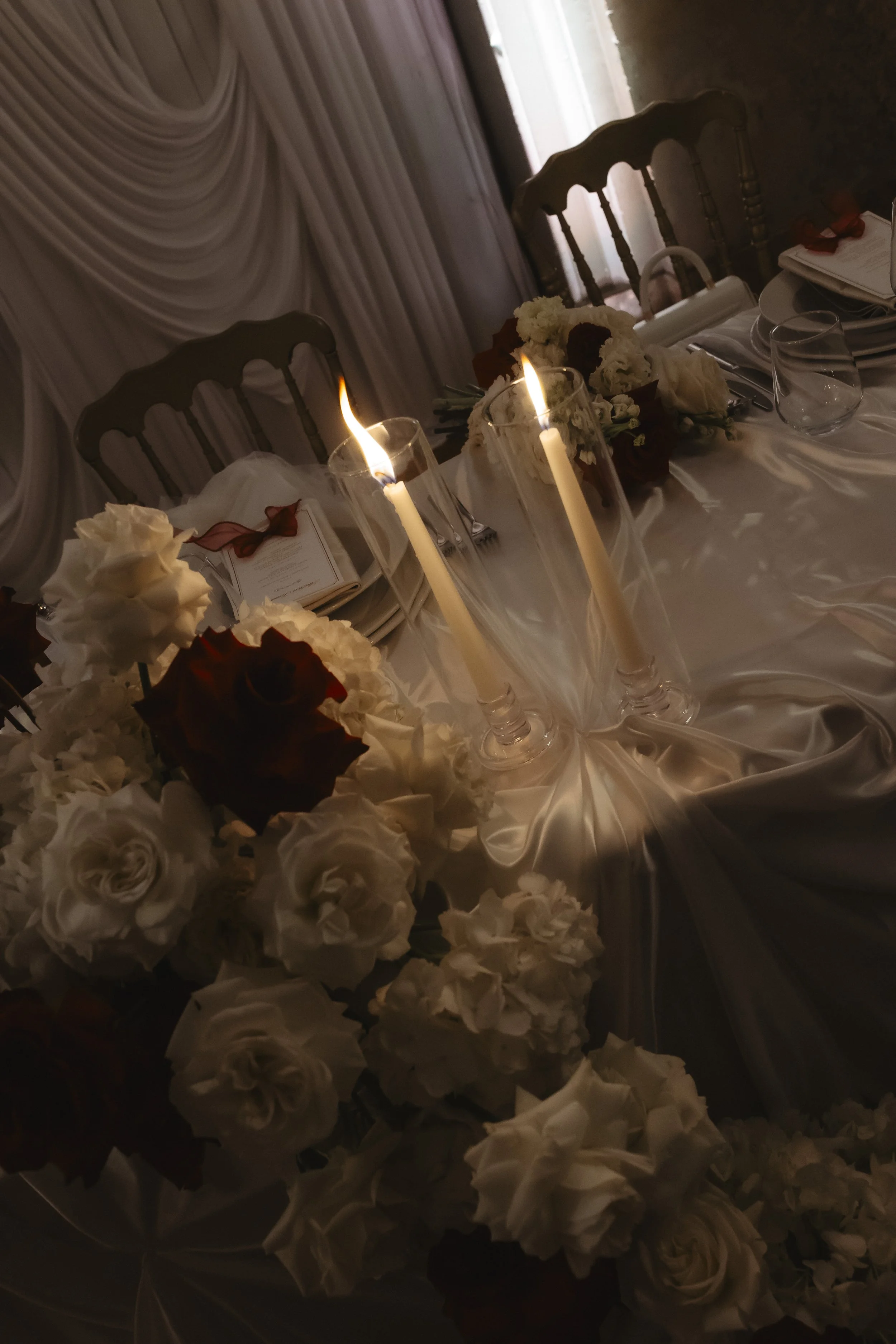 white-red-flowers-wedding-decor-table.jpg