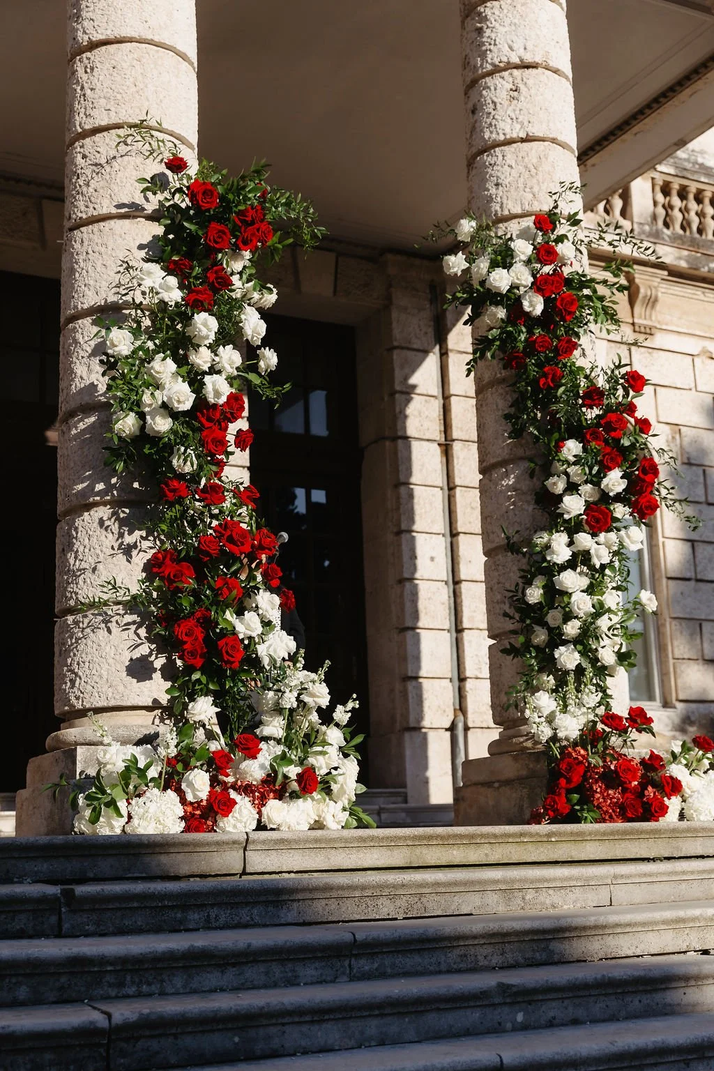 white-red-ceremony-flower-arch-wedding-pula.jpg